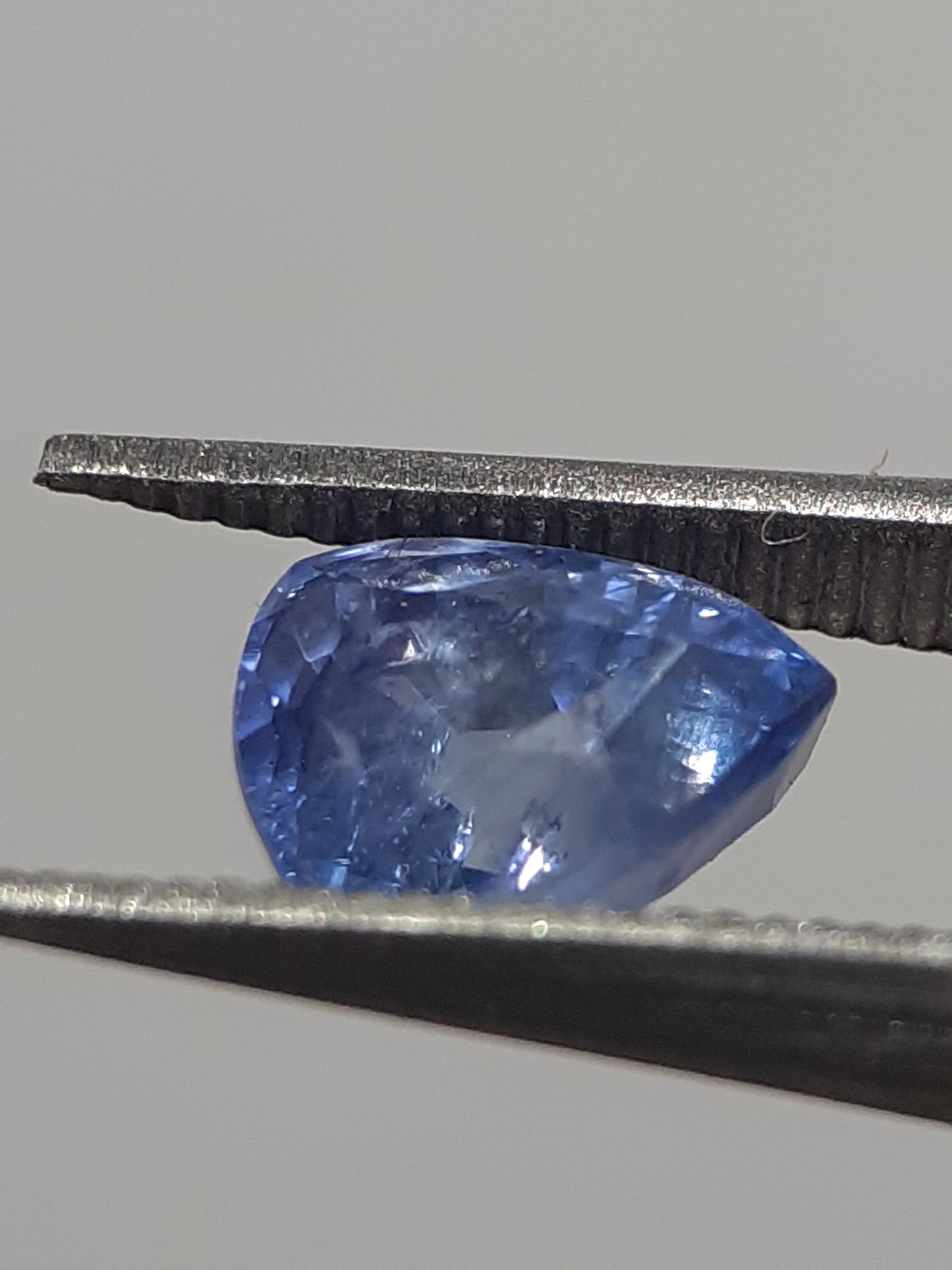 Natural blue sapphire - 0.70 ct - trillion - heated - Ceylon - certified by NGB - Natural Gems Belgium