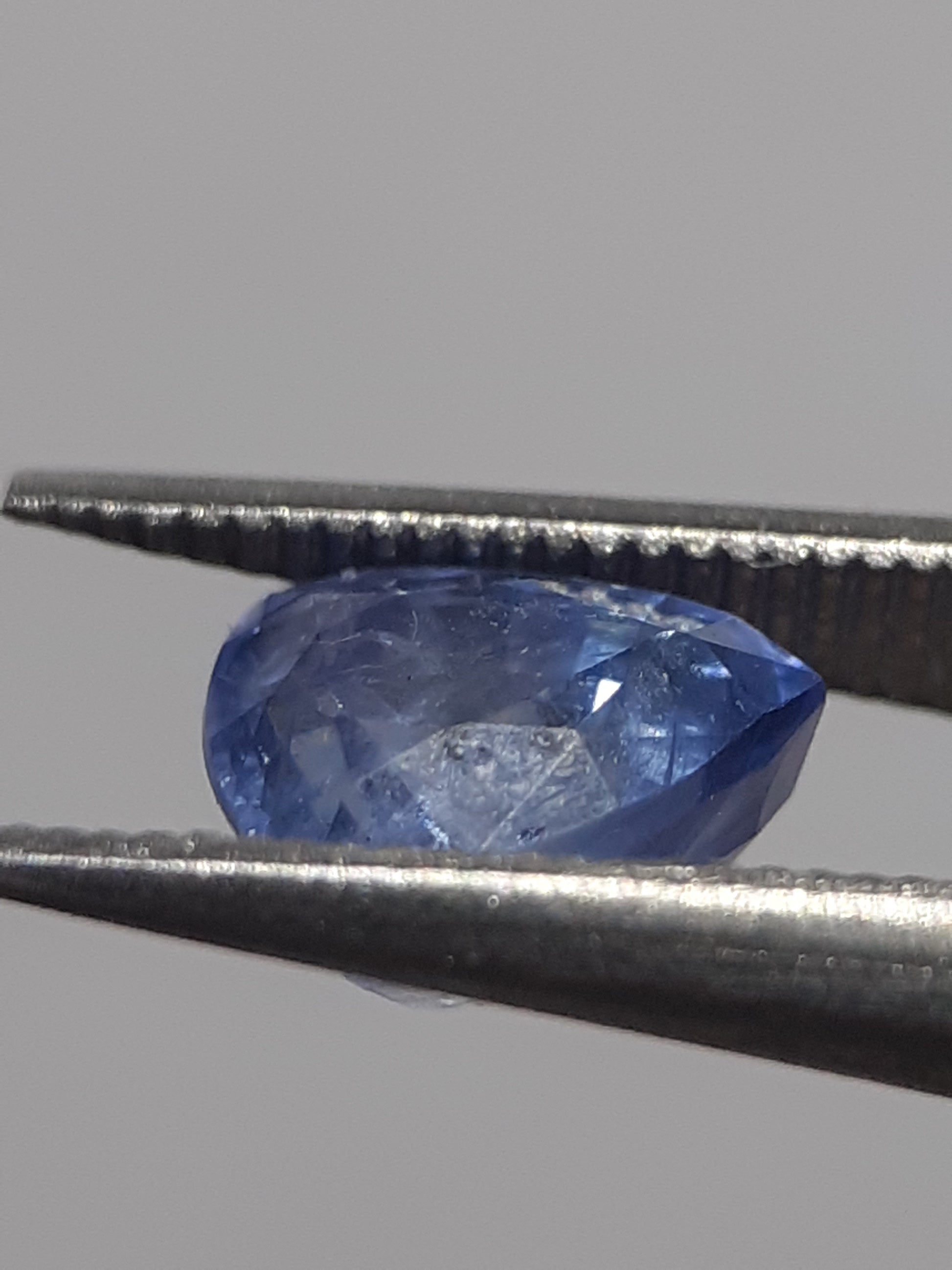 Natural blue sapphire - 0.70 ct - trillion - heated - Ceylon - certified by NGB - Natural Gems Belgium