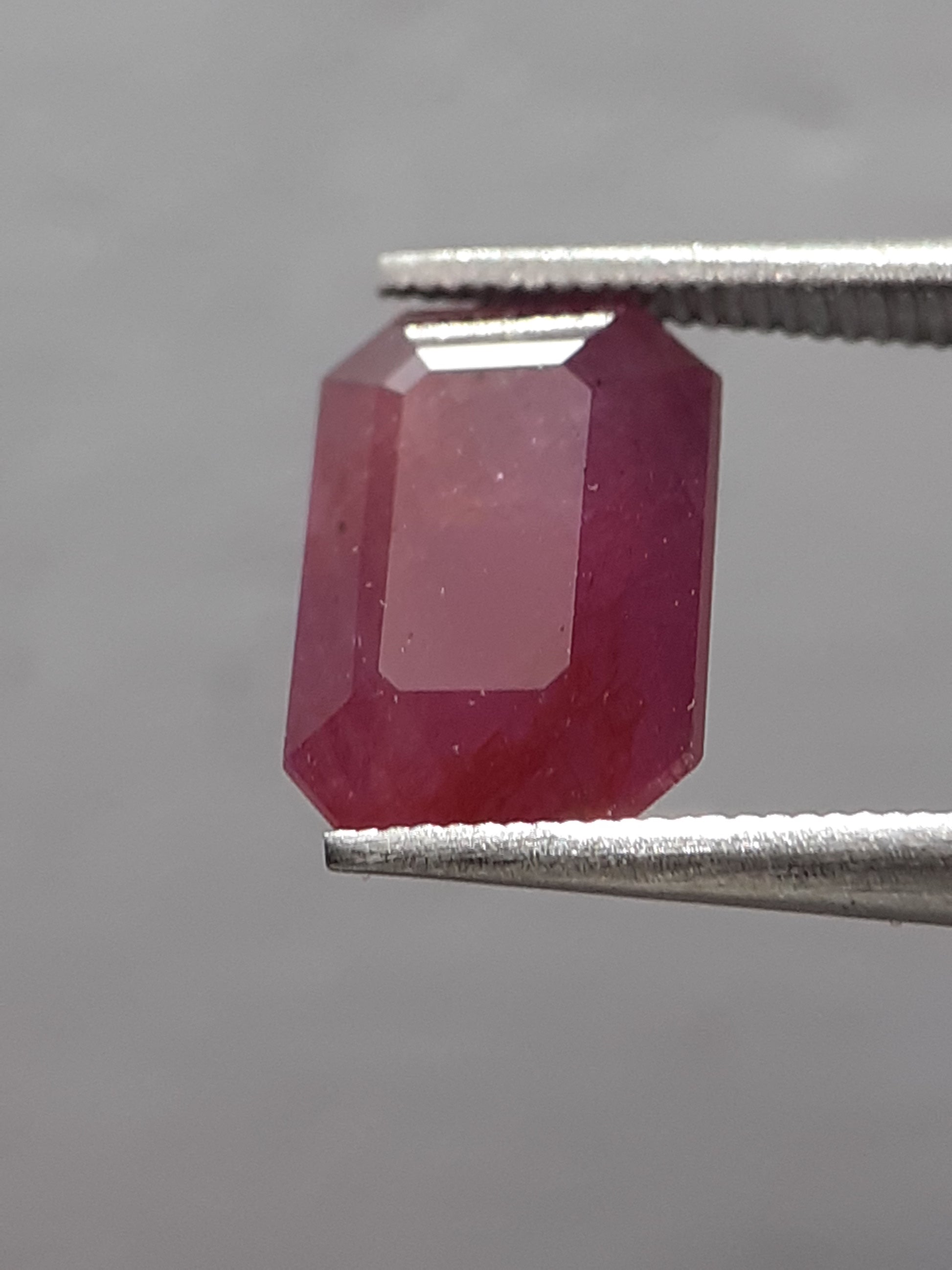 Natural purplish red Ruby - 1.83 ct - octagon - unheated - Africa - certified by NGB - Natural Gems Belgium