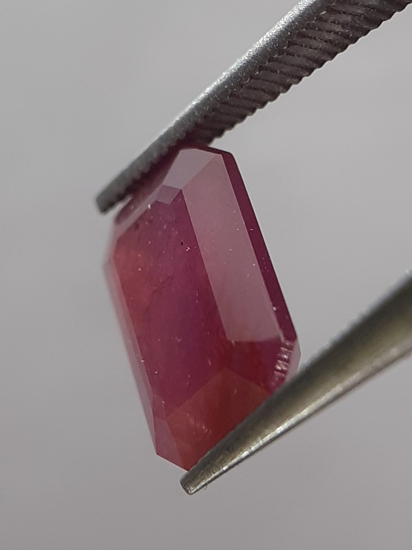 Natural purplish red Ruby - 1.83 ct - octagon - unheated - Africa - certified by NGB - Natural Gems Belgium