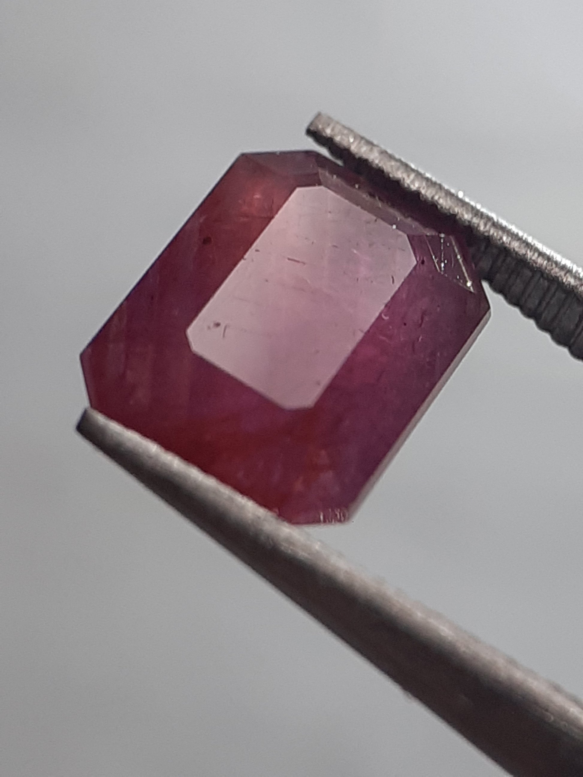 Natural purplish red Ruby - 1.83 ct - octagon - unheated - Africa - certified by NGB - Natural Gems Belgium