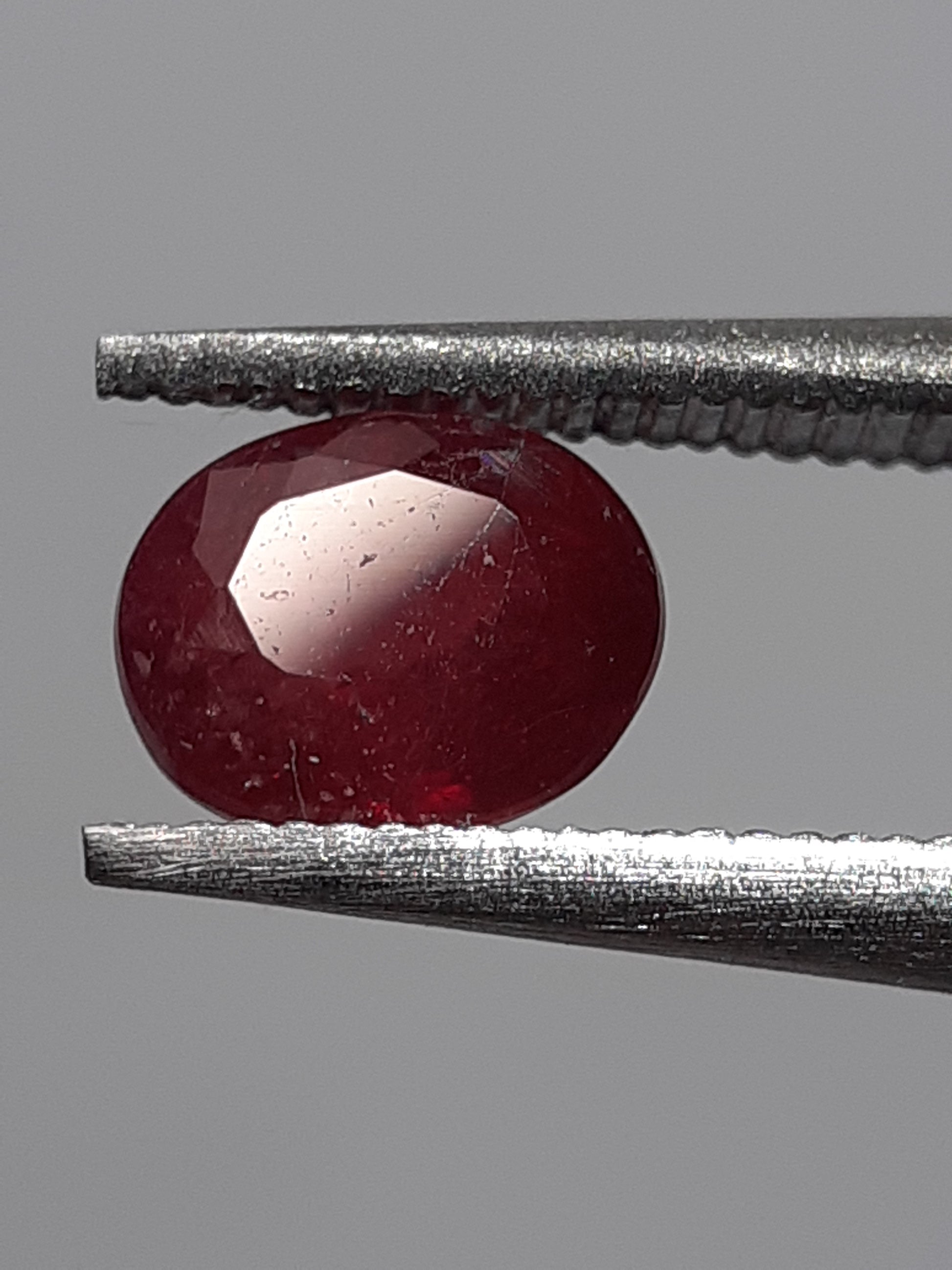 Natural red Ruby - 0.53 ct - oval - heated - Africa - certified by NGB - Natural Gems Belgium