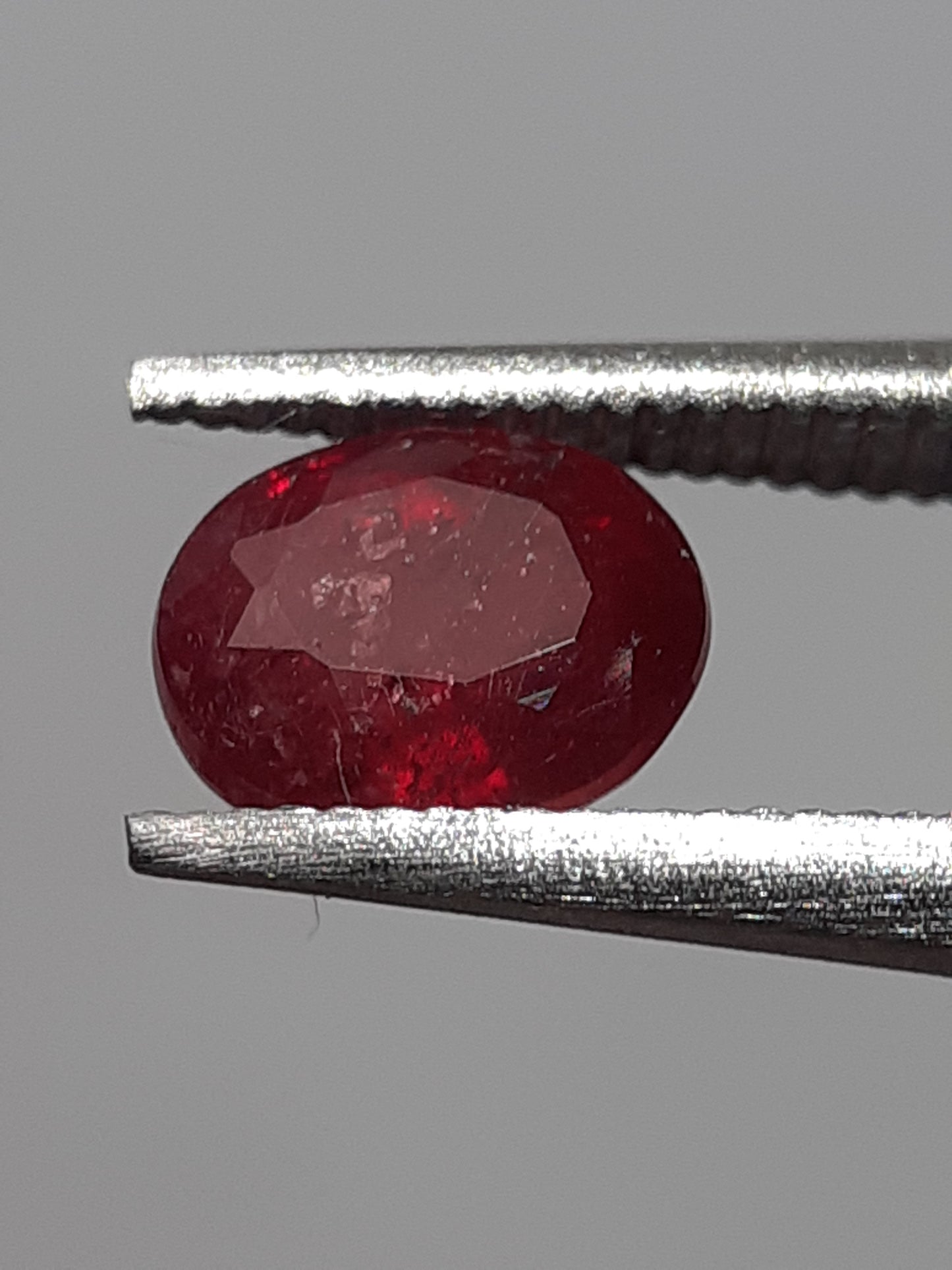 Natural red Ruby - 0.53 ct - oval - heated - Africa - certified by NGB - Natural Gems Belgium