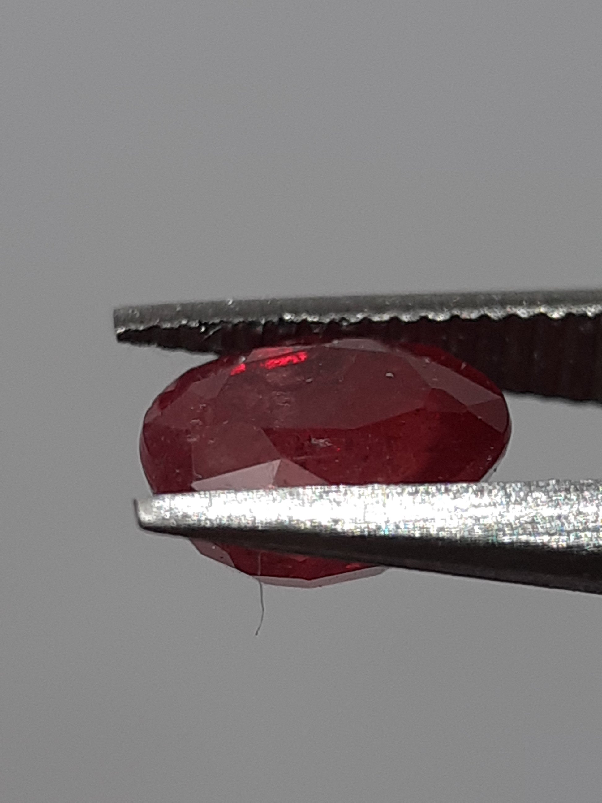 Natural red Ruby - 0.53 ct - oval - heated - Africa - certified by NGB - Natural Gems Belgium