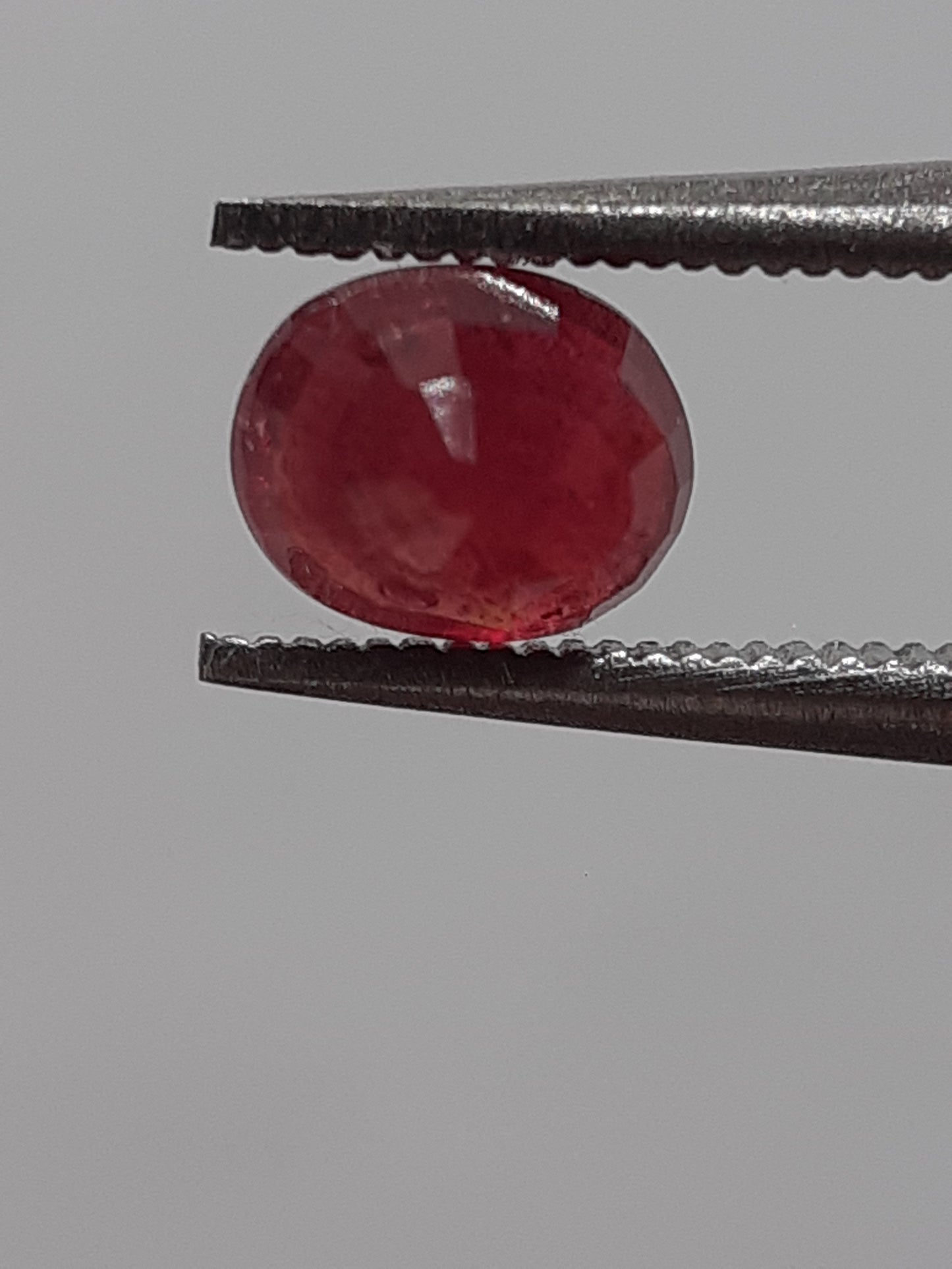 Natural red Ruby - 0.53 ct - oval - heated - Africa - certified by NGB - Natural Gems Belgium