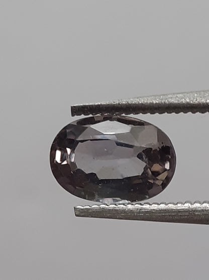 Natural greenish purple sapphire - 0.66 ct - Oval - heated - Ceylon - certified by NGB - Natural Gems Belgium