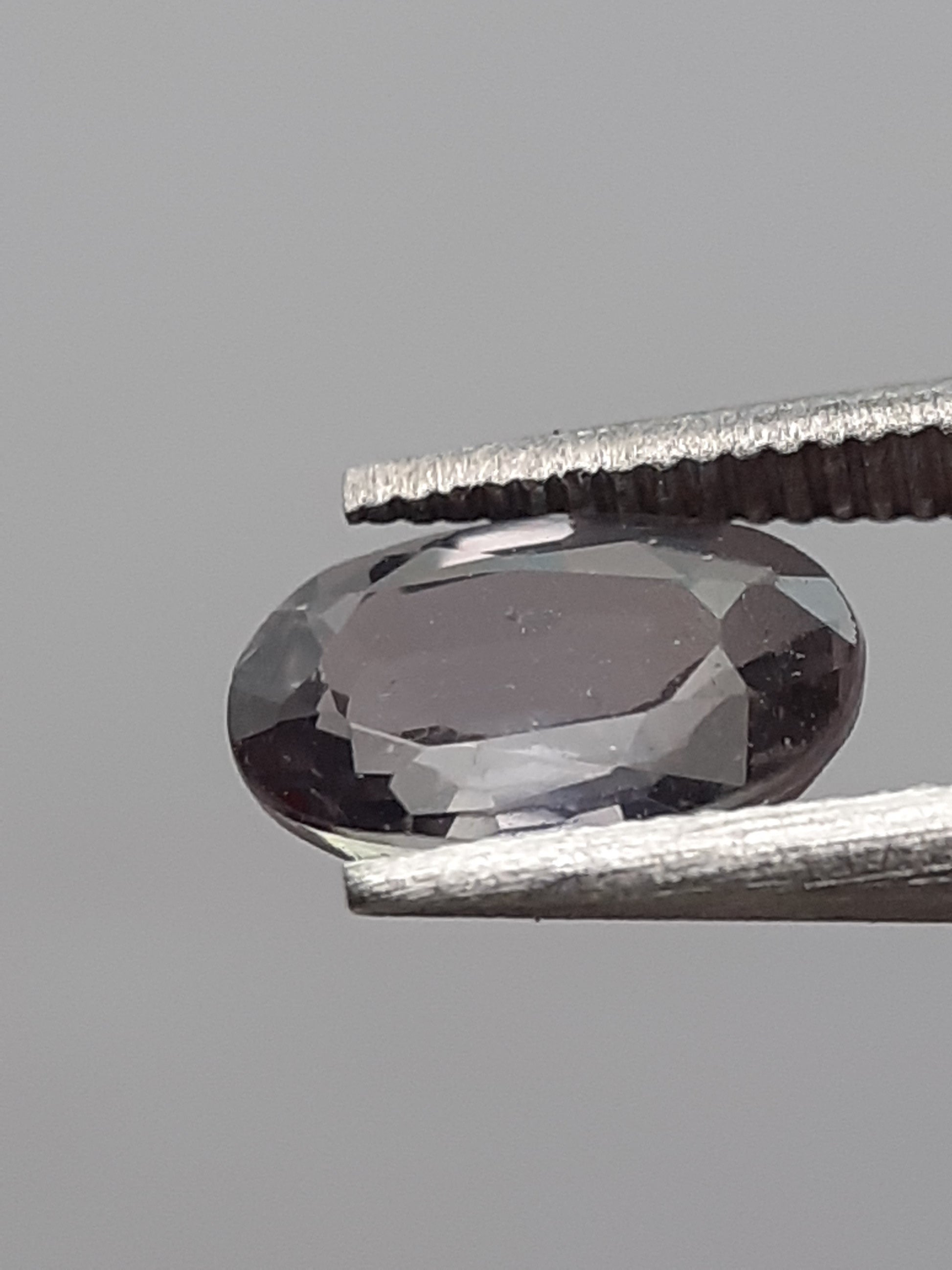 Natural greenish purple sapphire - 0.66 ct - Oval - heated - Ceylon - certified by NGB - Natural Gems Belgium