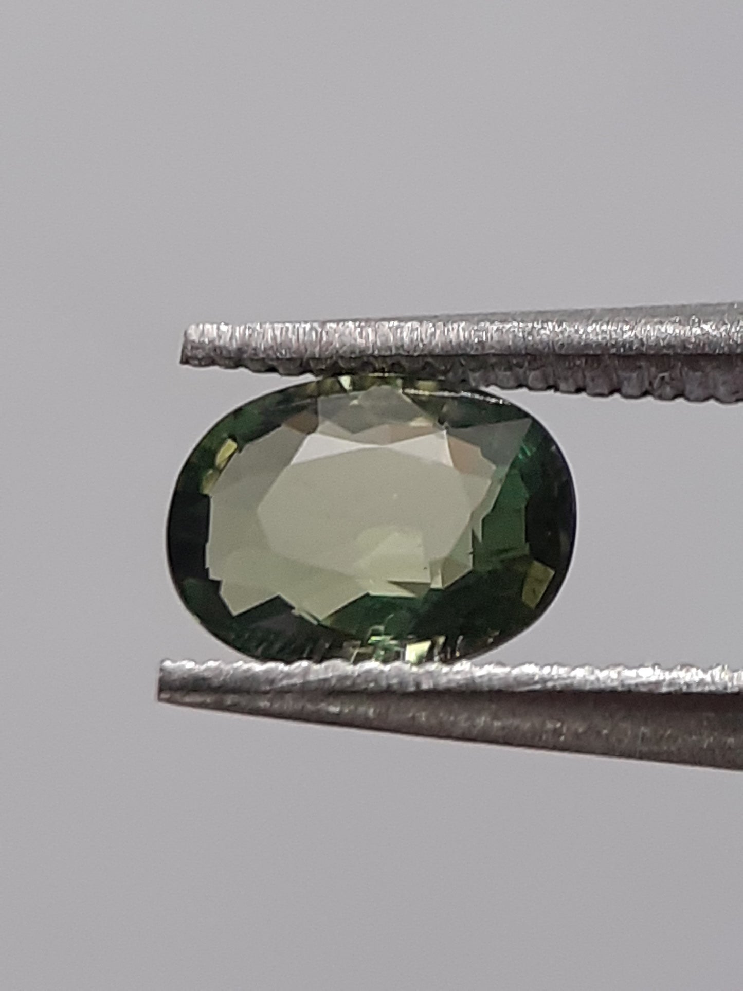 Natural green sapphire - 0.46 ct - Oval - heated - Australia - certified by NGB - Natural Gems Belgium