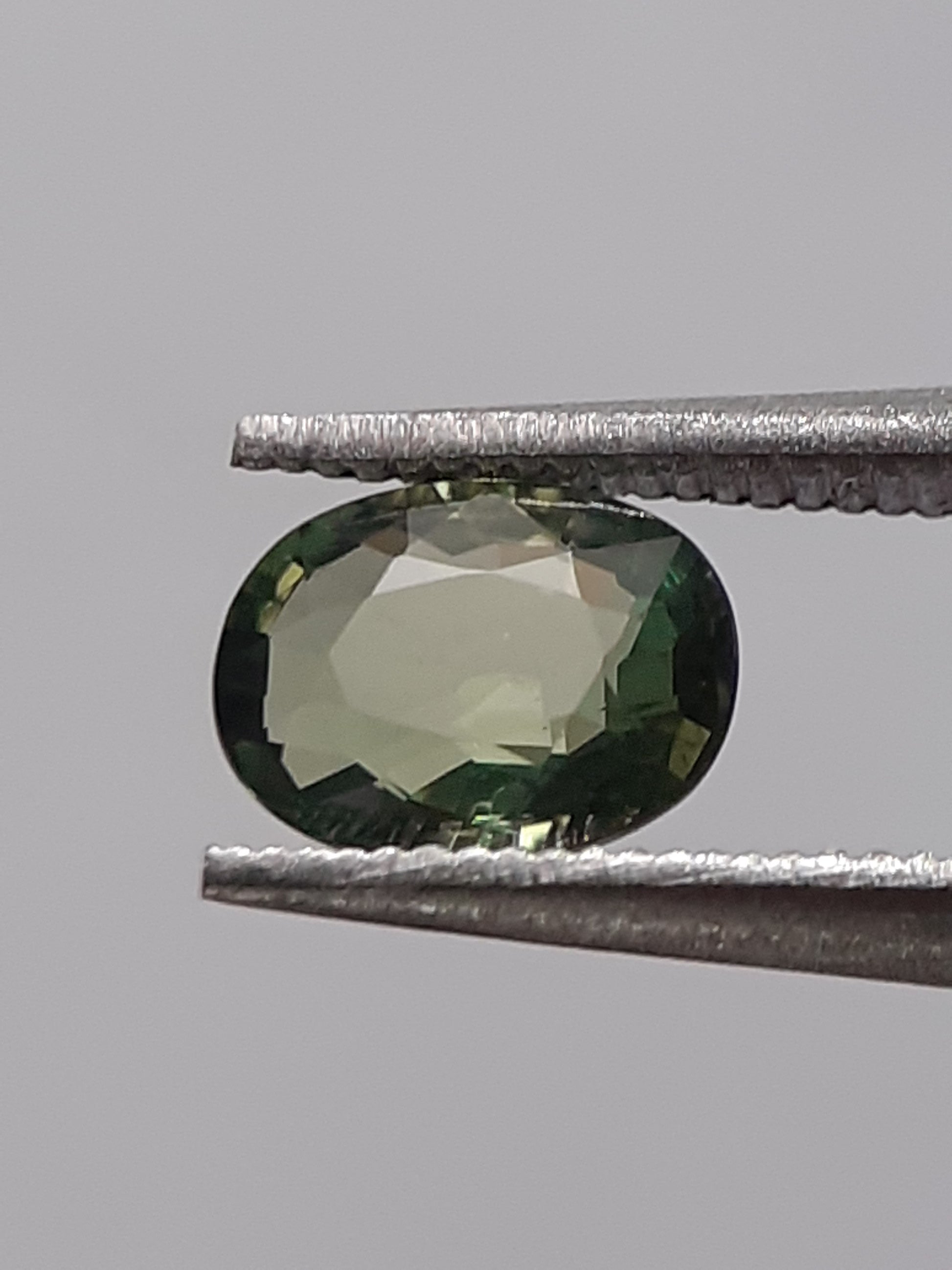 Natural green sapphire - 0.46 ct - Oval - heated - Australia - certified by NGB - Natural Gems Belgium