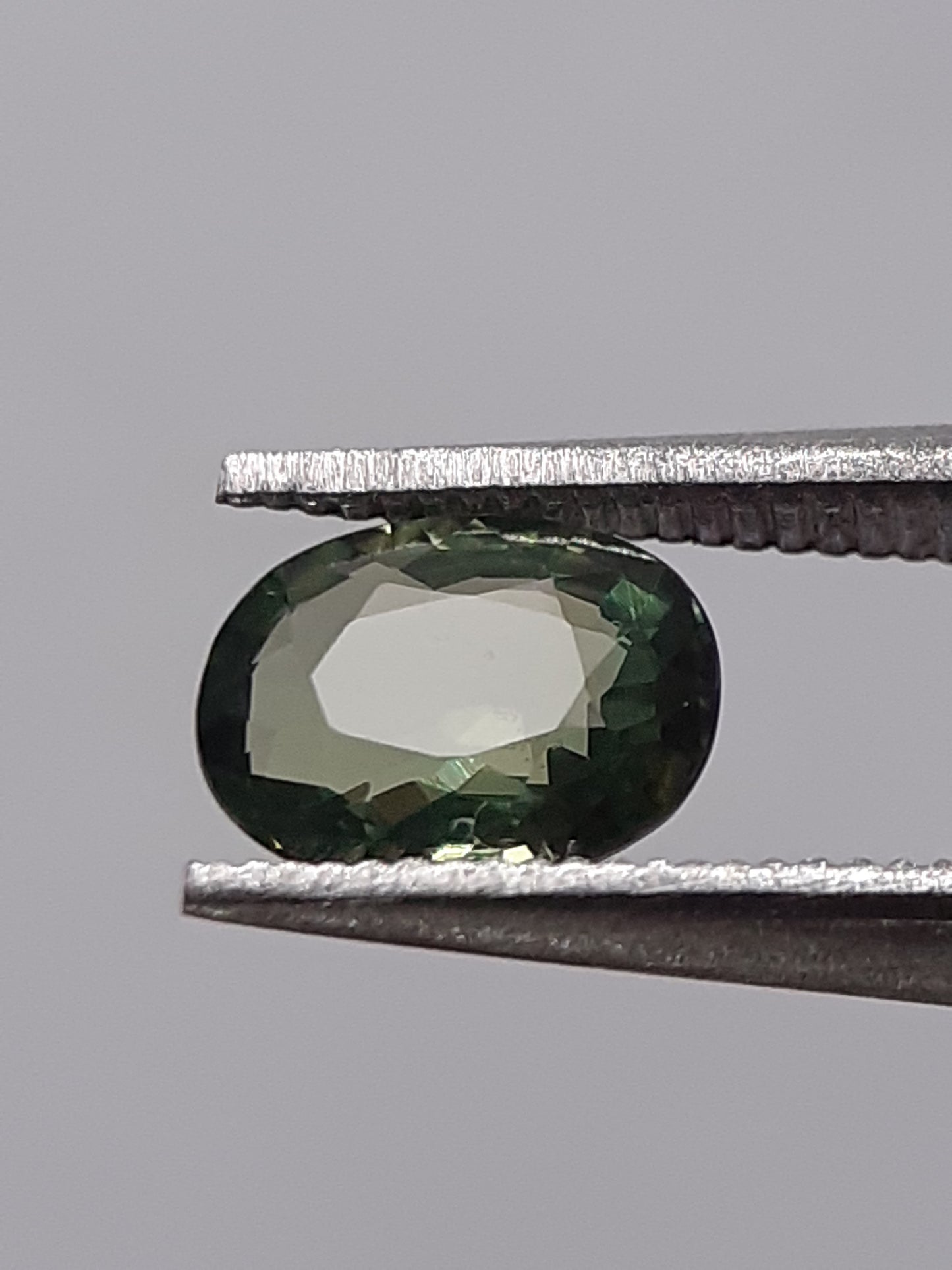 Natural green sapphire - 0.46 ct - Oval - heated - Australia - certified by NGB - Natural Gems Belgium