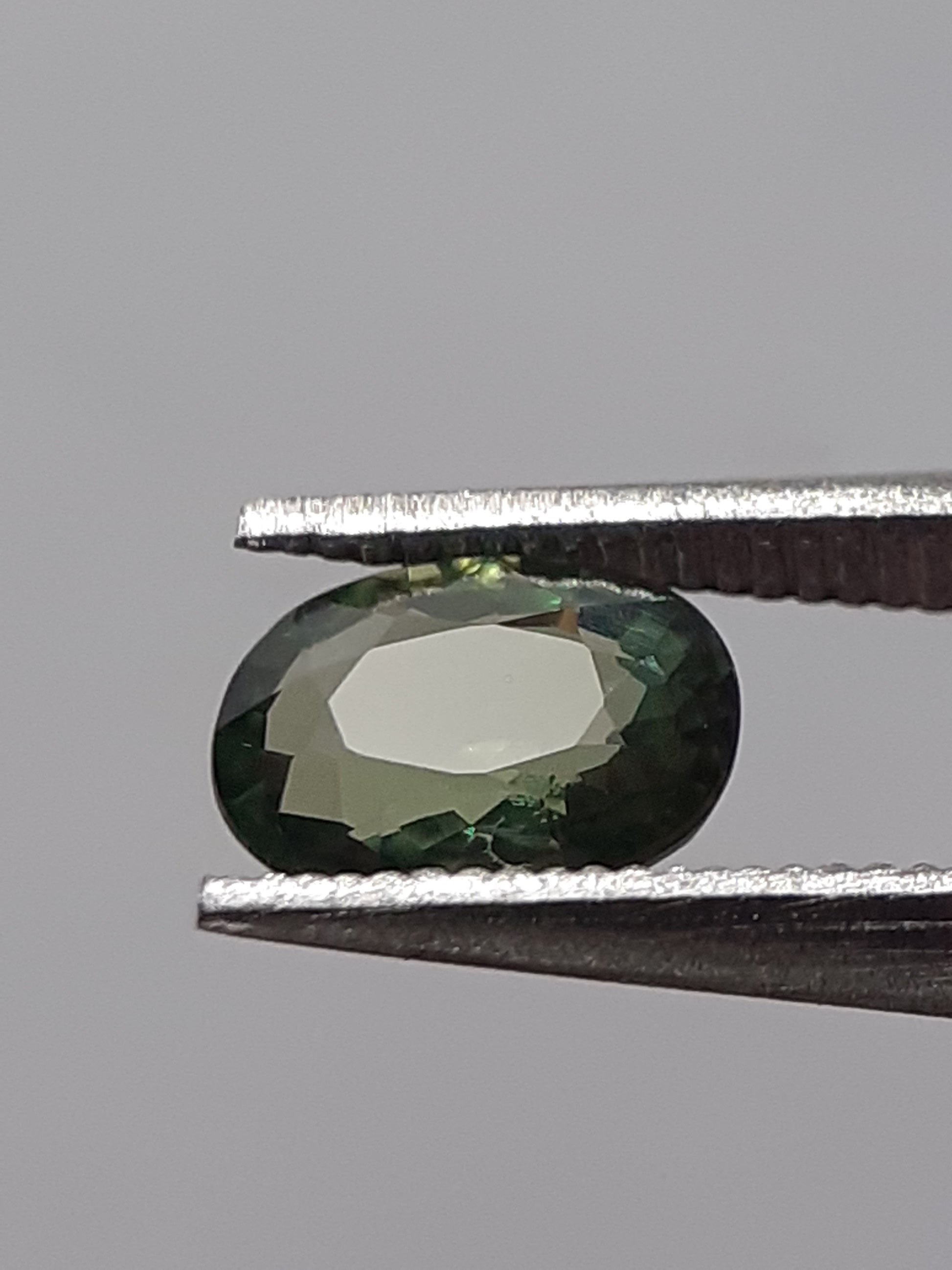 Natural green sapphire - 0.46 ct - Oval - heated - Australia - certified by NGB - Natural Gems Belgium