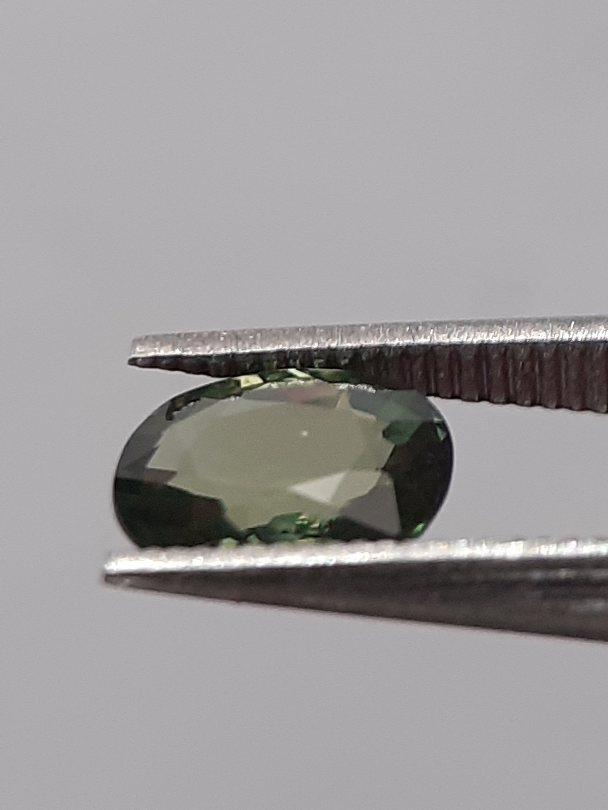 Natural green sapphire - 0.46 ct - Oval - heated - Australia - certified by NGB - Natural Gems Belgium