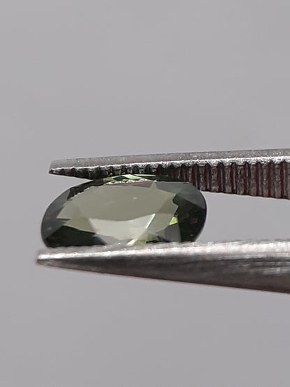 Natural green sapphire - 0.46 ct - Oval - heated - Australia - certified by NGB - Natural Gems Belgium