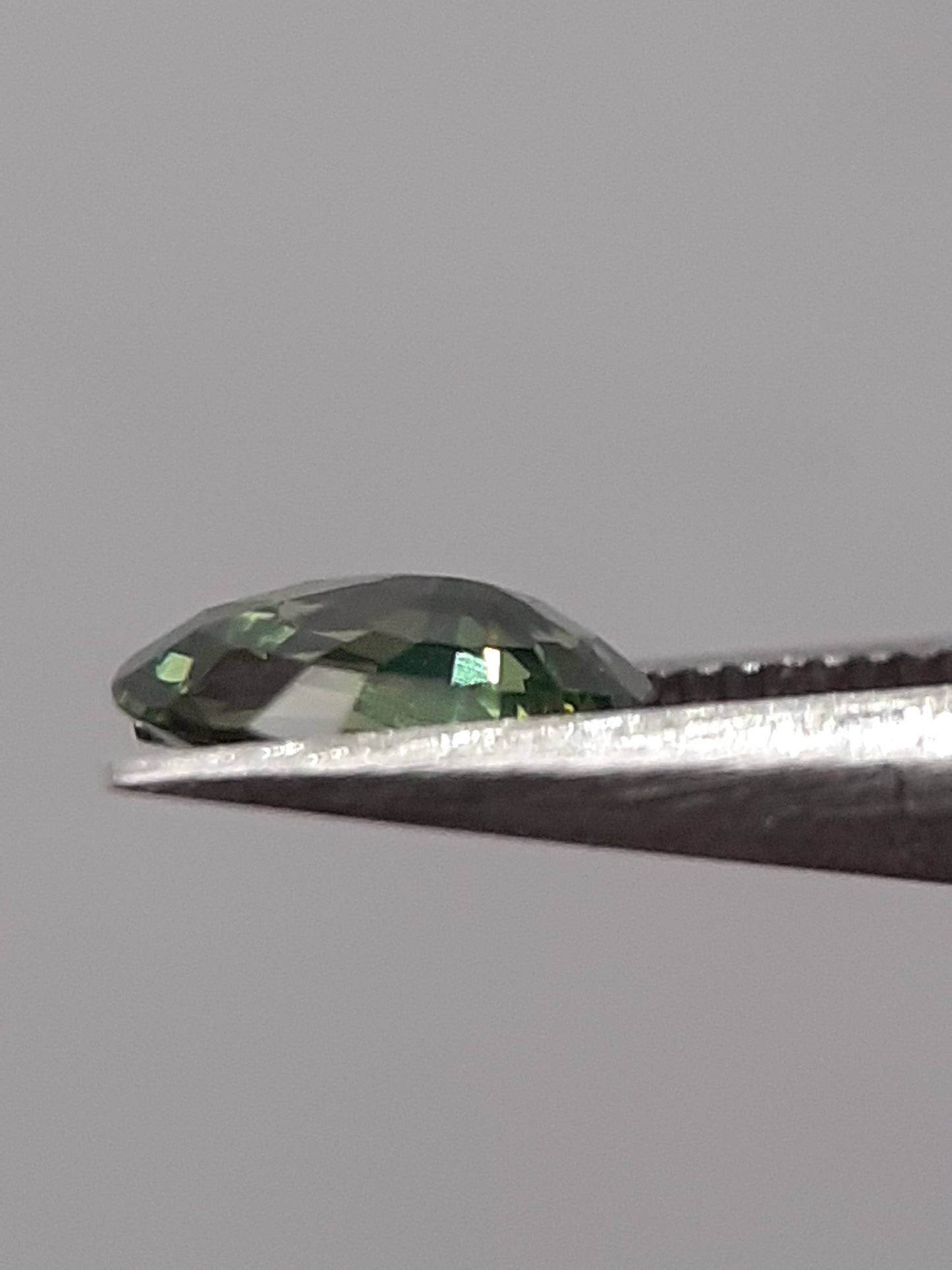 Natural green sapphire - 0.46 ct - Oval - heated - Australia - certified by NGB - Natural Gems Belgium