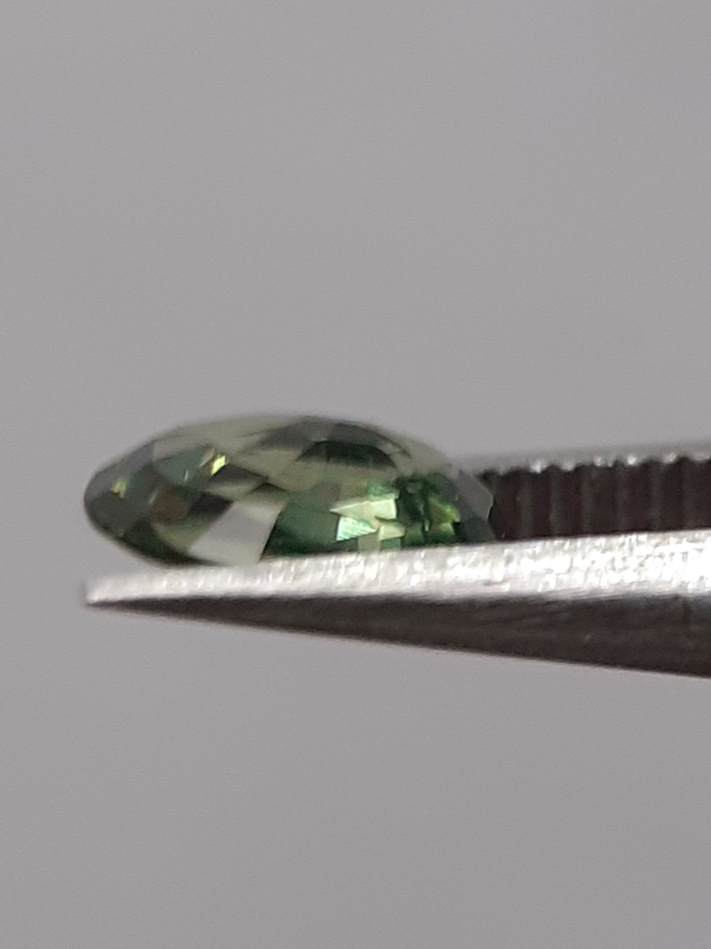 Natural green sapphire - 0.46 ct - Oval - heated - Australia - certified by NGB - Natural Gems Belgium