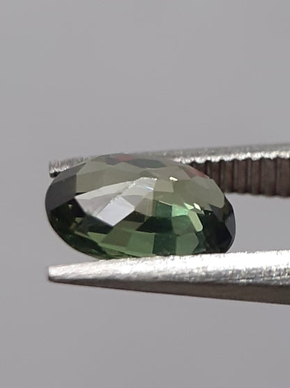 Natural green sapphire - 0.46 ct - Oval - heated - Australia - certified by NGB - Natural Gems Belgium