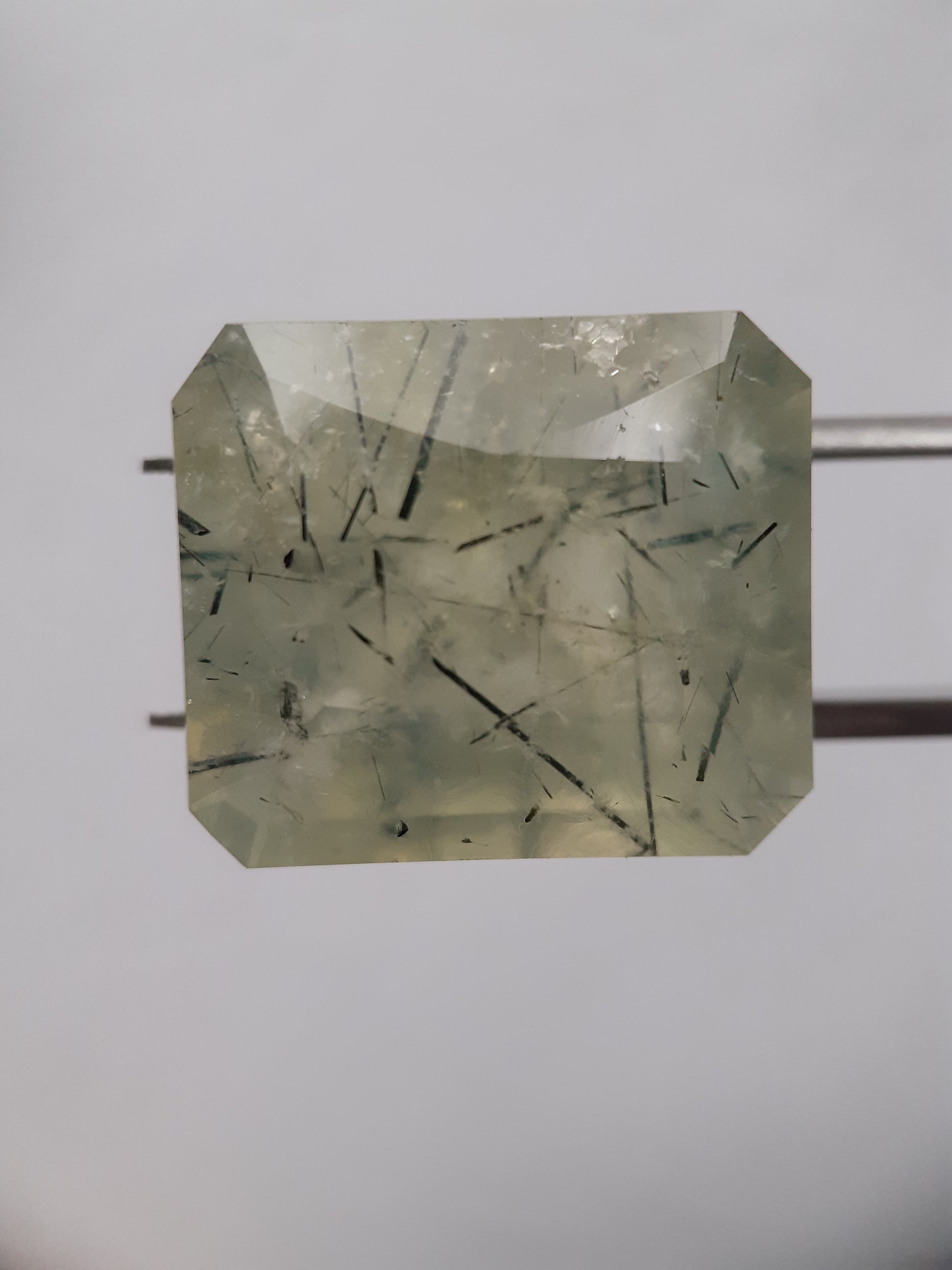 Natural yellowish green Prehnite - 27.13 ct - octagon - unheated - Africa - certified by NGB - Natural Gems Belgium