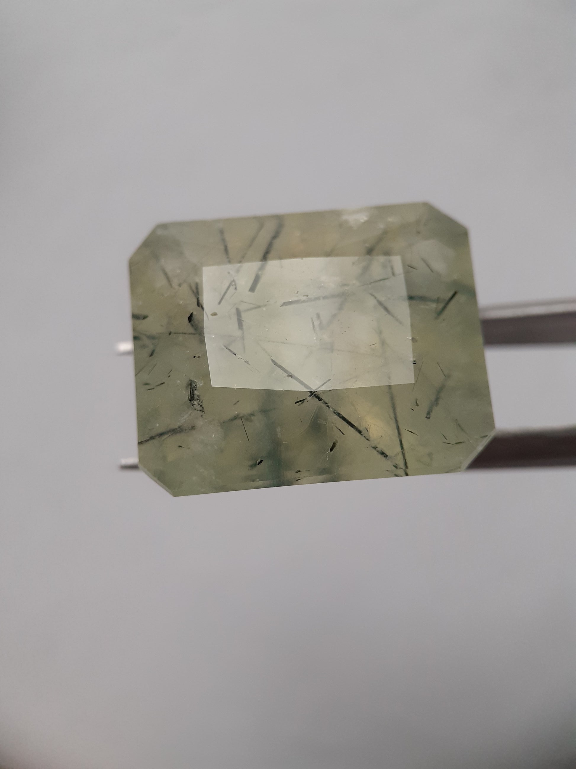 Natural yellowish green Prehnite - 27.13 ct - octagon - unheated - Africa - certified by NGB - Natural Gems Belgium