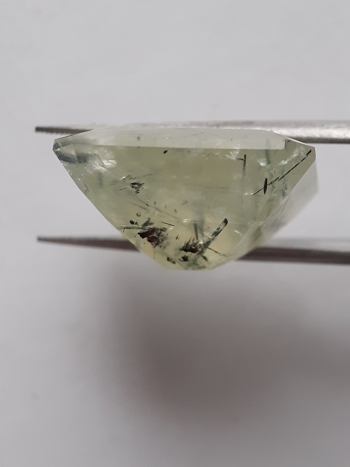 Natural yellowish green Prehnite - 27.13 ct - octagon - unheated - Africa - certified by NGB - Natural Gems Belgium