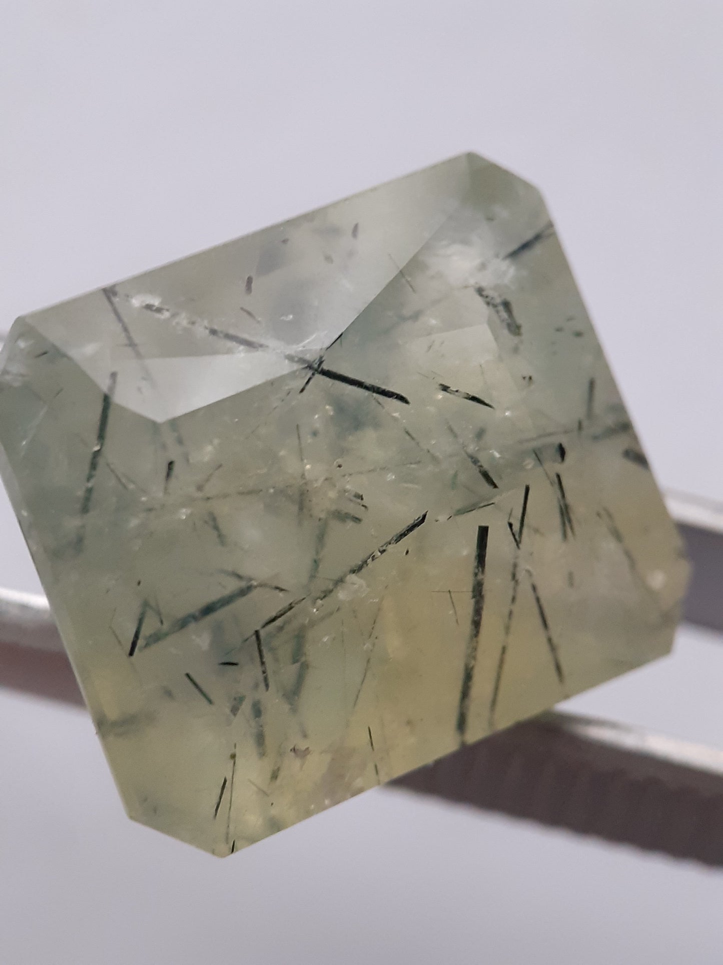 Natural yellowish green Prehnite - 27.13 ct - octagon - unheated - Africa - certified by NGB - Natural Gems Belgium