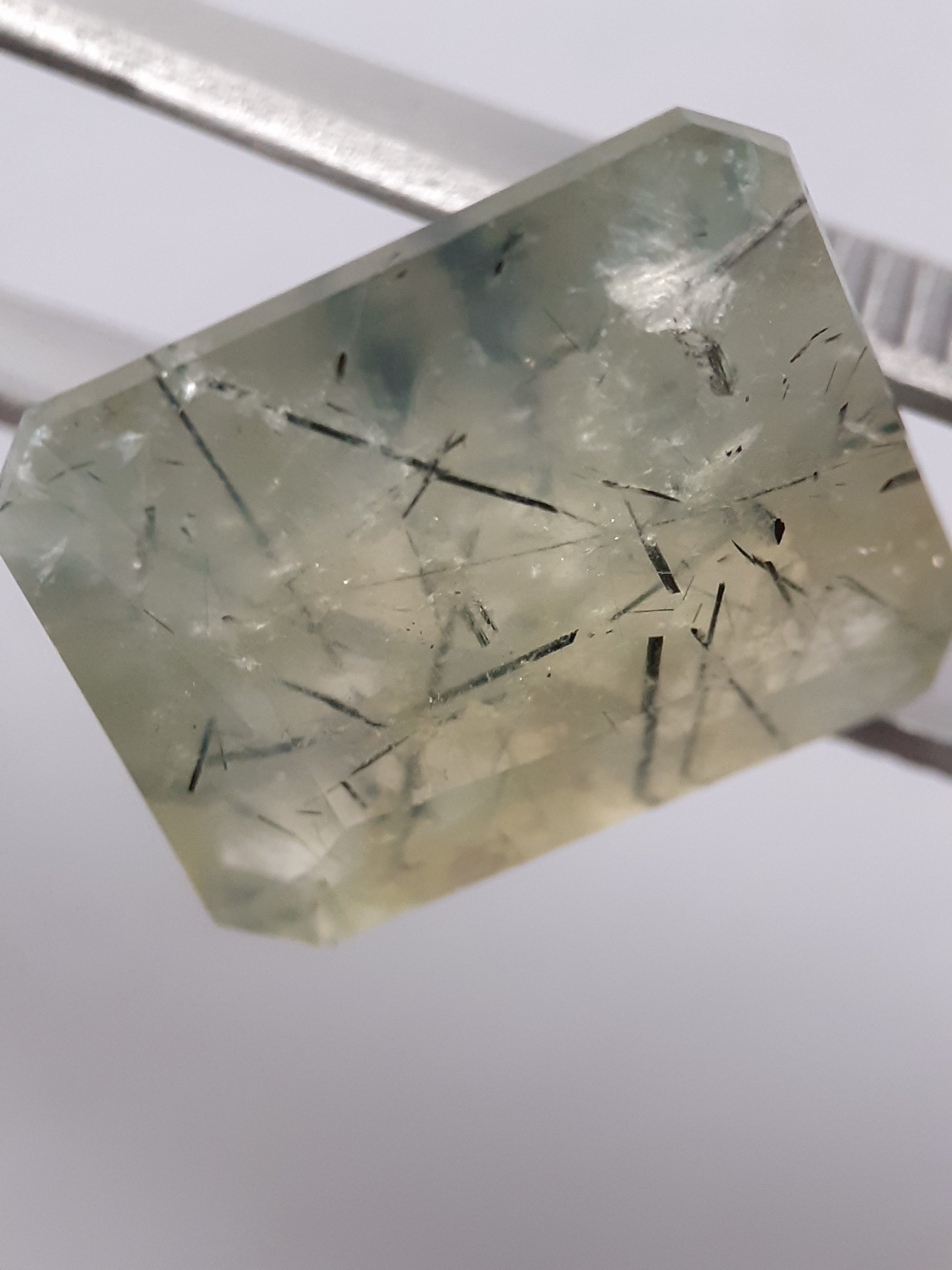 Natural yellowish green Prehnite - 27.13 ct - octagon - unheated - Africa - certified by NGB - Natural Gems Belgium