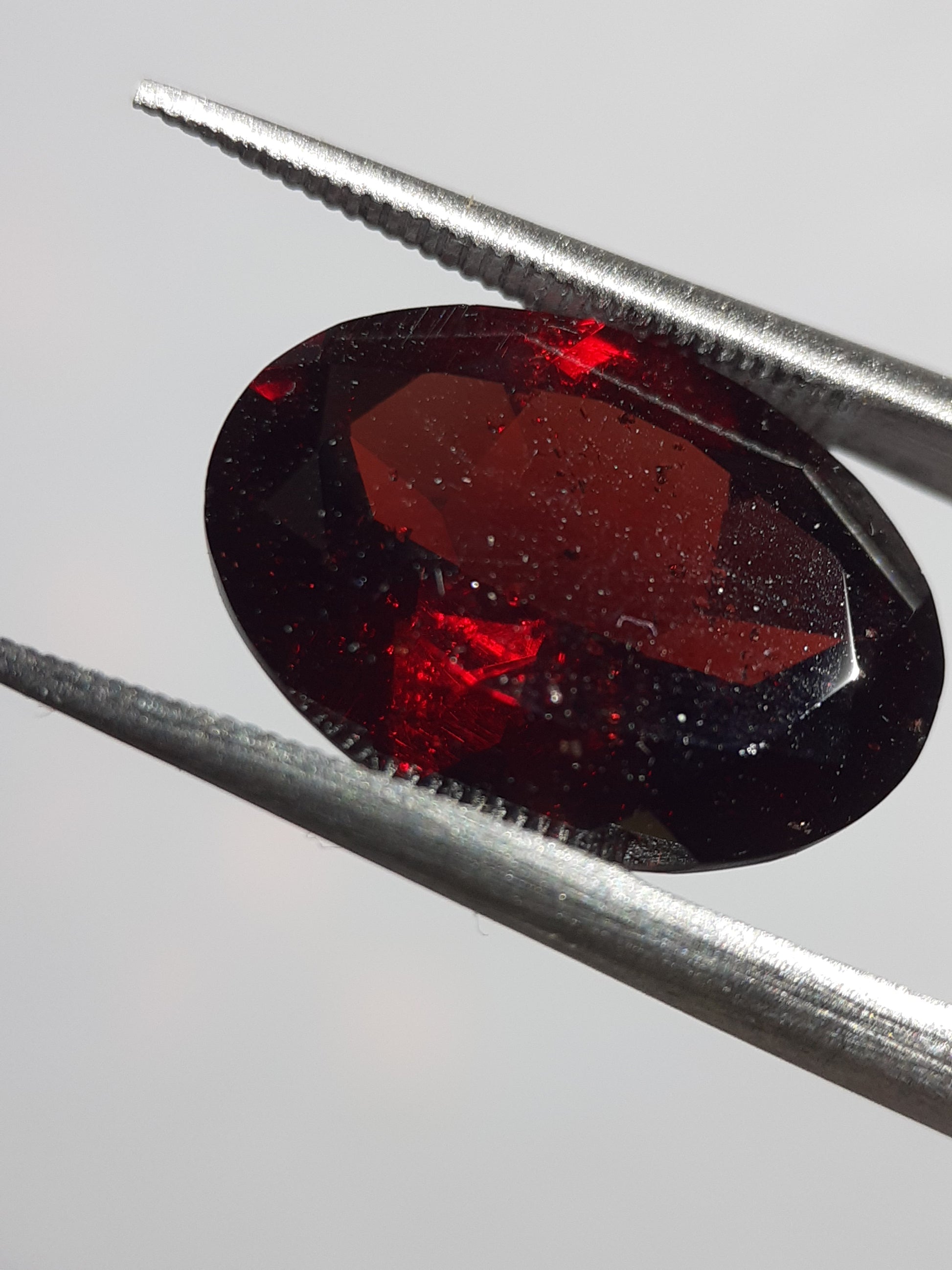 Natural orangy red Garnet - 6.14 ct - Oval - unheated - Africa - certified by NGB - Natural Gems Belgium