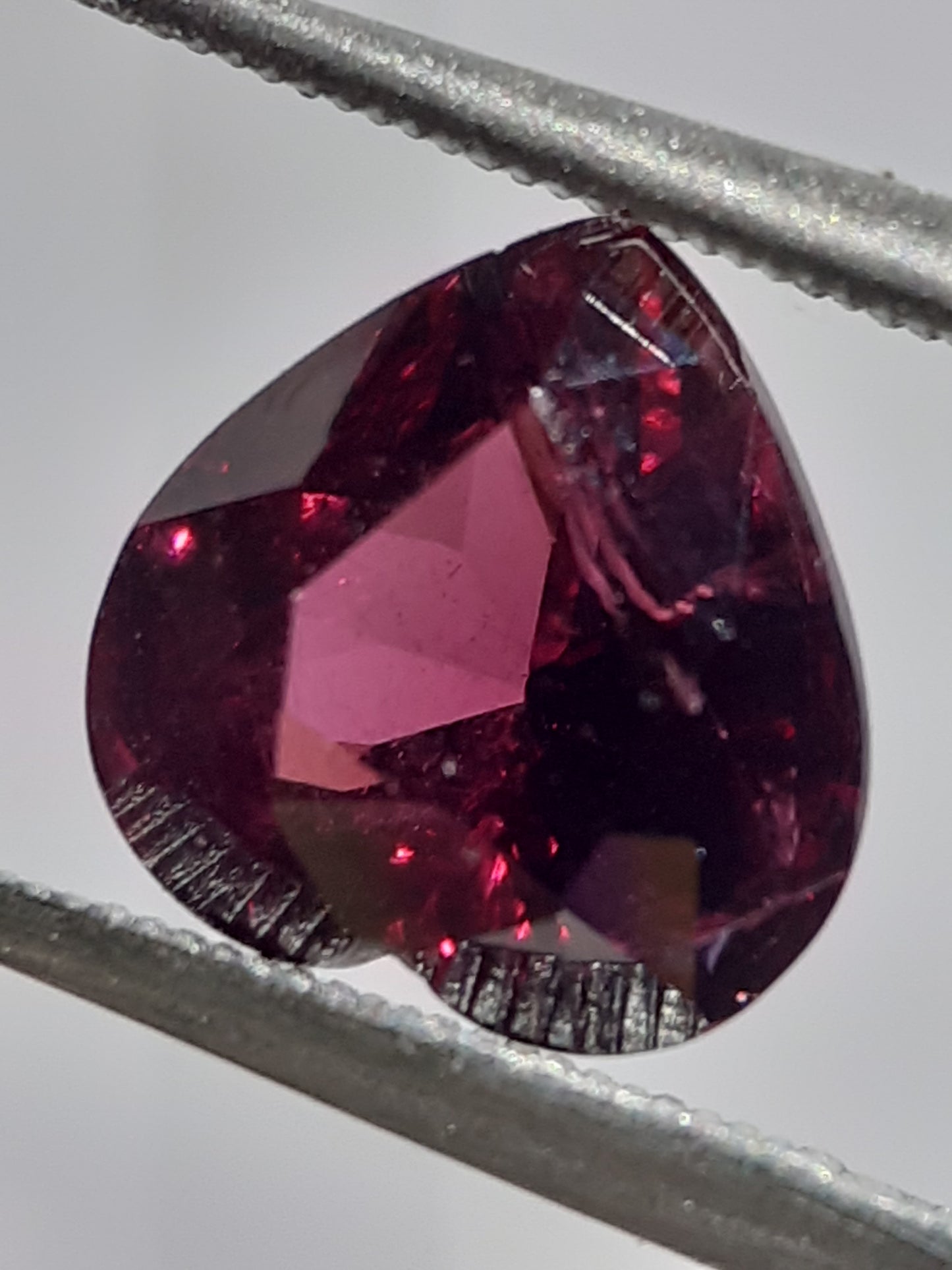 Natural purplish pinkish red Garnet - 2.38 ct - Heart - unheated - Africa - certified by NGB - Natural Gems Belgium