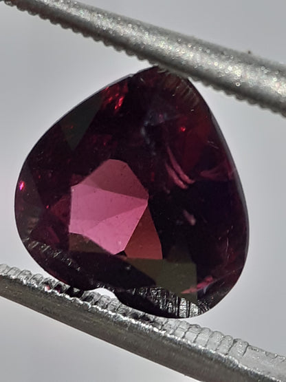 Natural purplish pinkish red Garnet - 2.38 ct - Heart - unheated - Africa - certified by NGB - Natural Gems Belgium