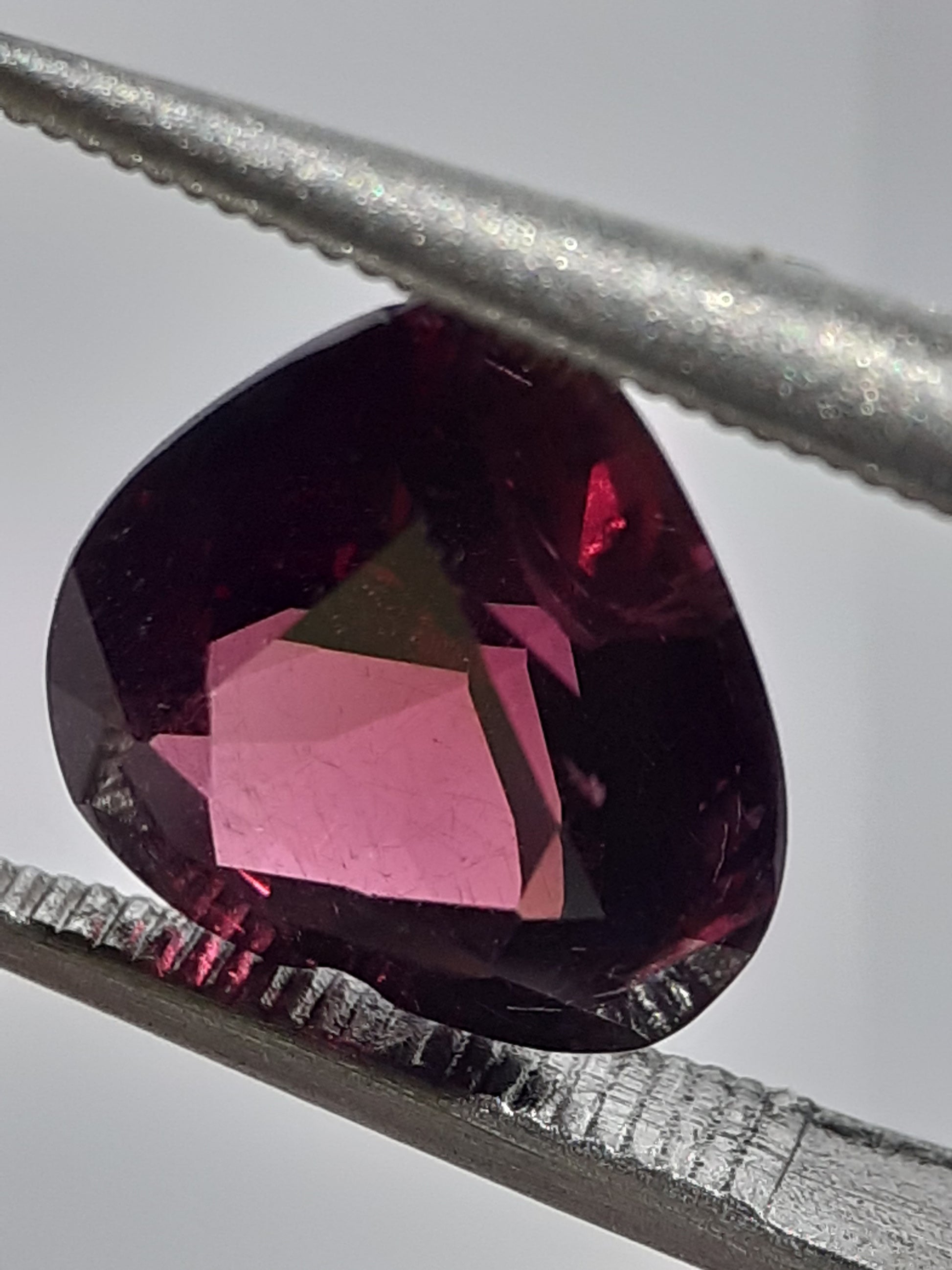 Natural purplish pinkish red Garnet - 2.38 ct - Heart - unheated - Africa - certified by NGB - Natural Gems Belgium