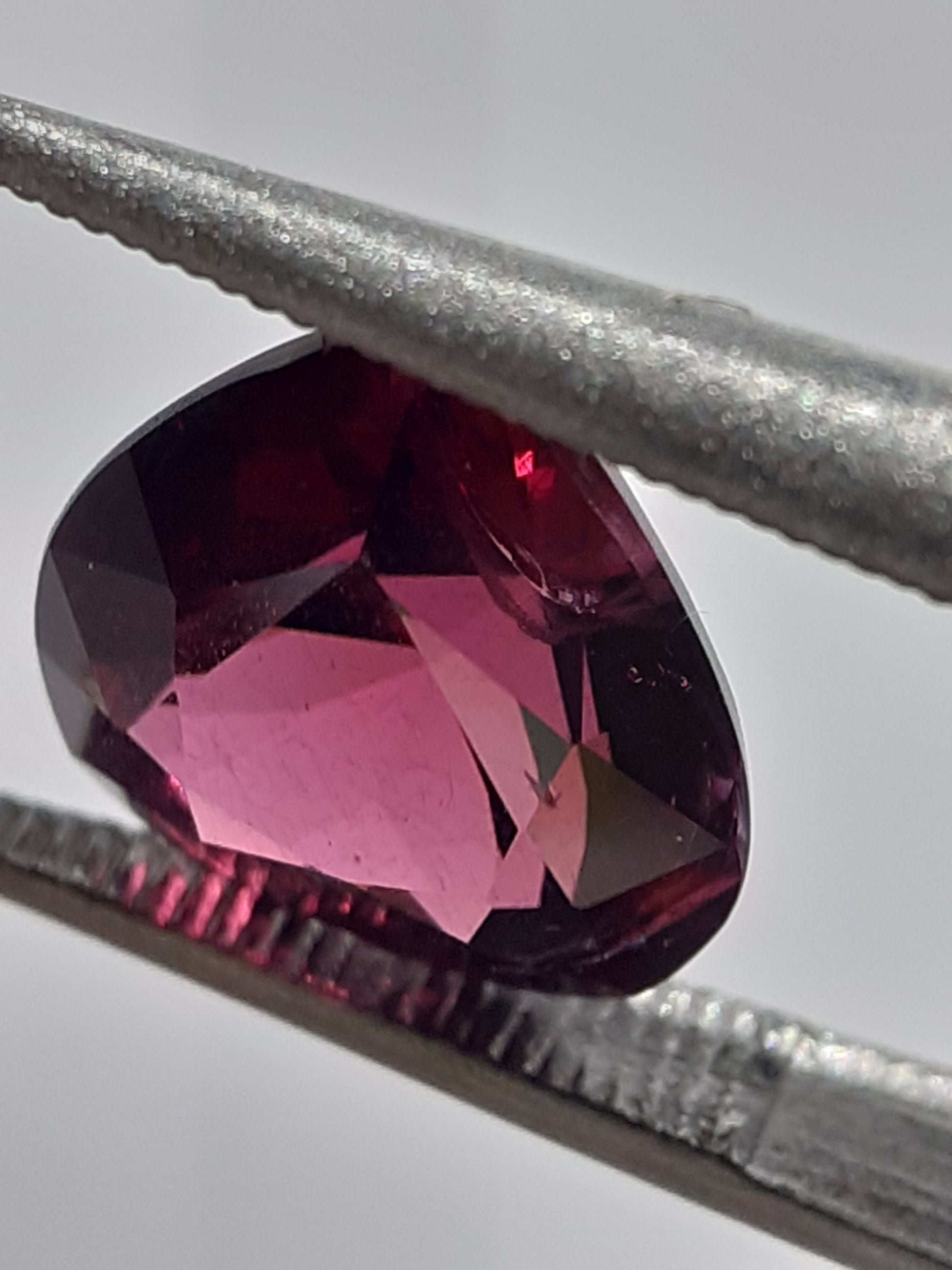 Natural purplish pinkish red Garnet - 2.38 ct - Heart - unheated - Africa - certified by NGB - Natural Gems Belgium