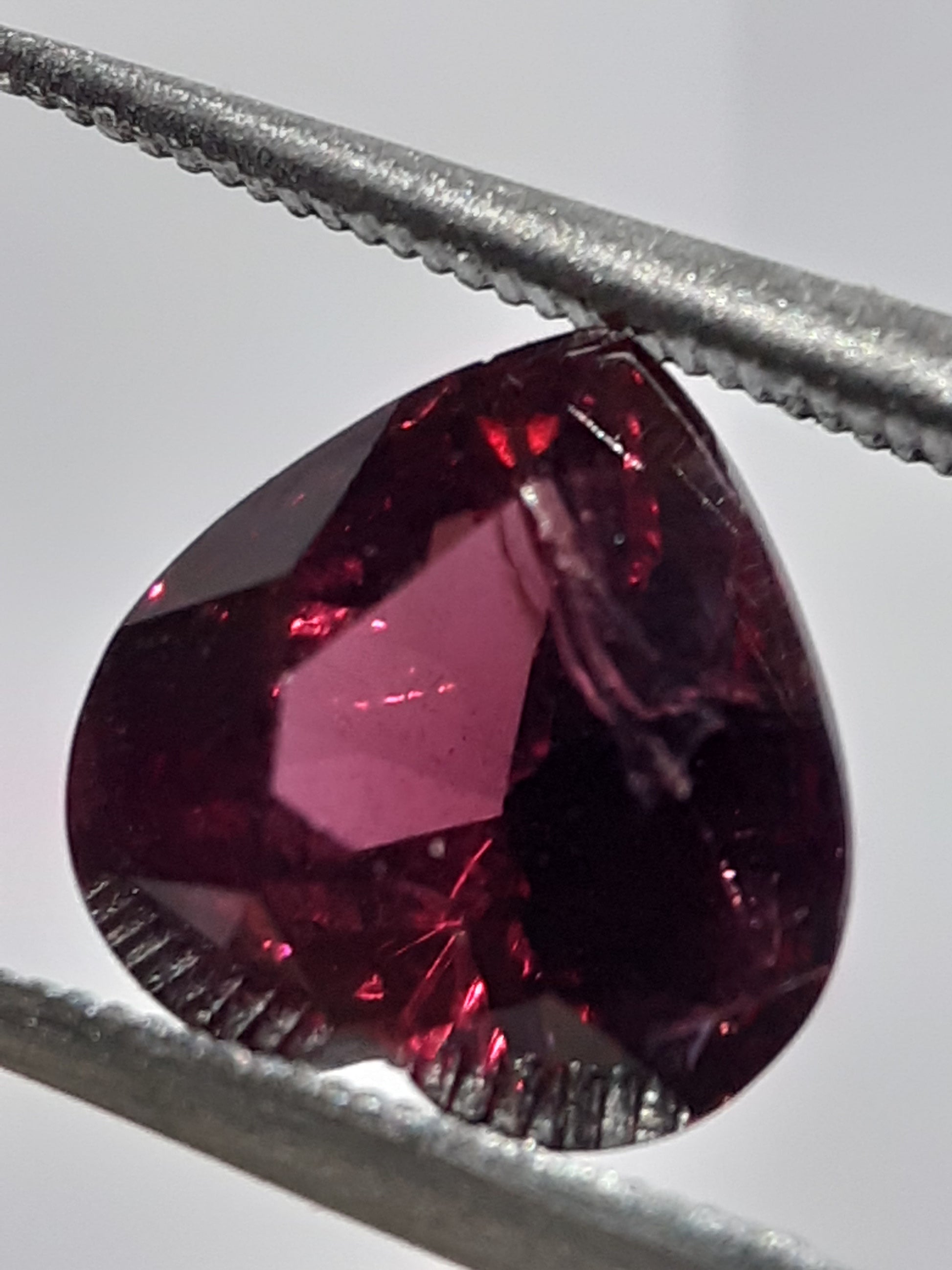 Natural purplish pinkish red Garnet - 2.38 ct - Heart - unheated - Africa - certified by NGB - Natural Gems Belgium