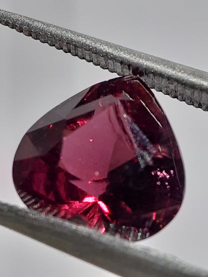 Natural purplish pinkish red Garnet - 2.38 ct - Heart - unheated - Africa - certified by NGB - Natural Gems Belgium