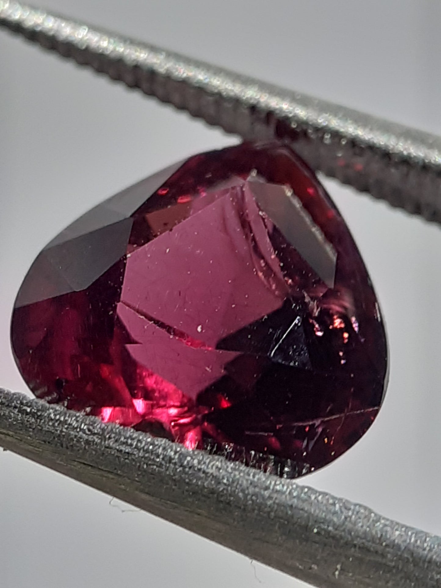 Natural purplish pinkish red Garnet - 2.38 ct - Heart - unheated - Africa - certified by NGB - Natural Gems Belgium