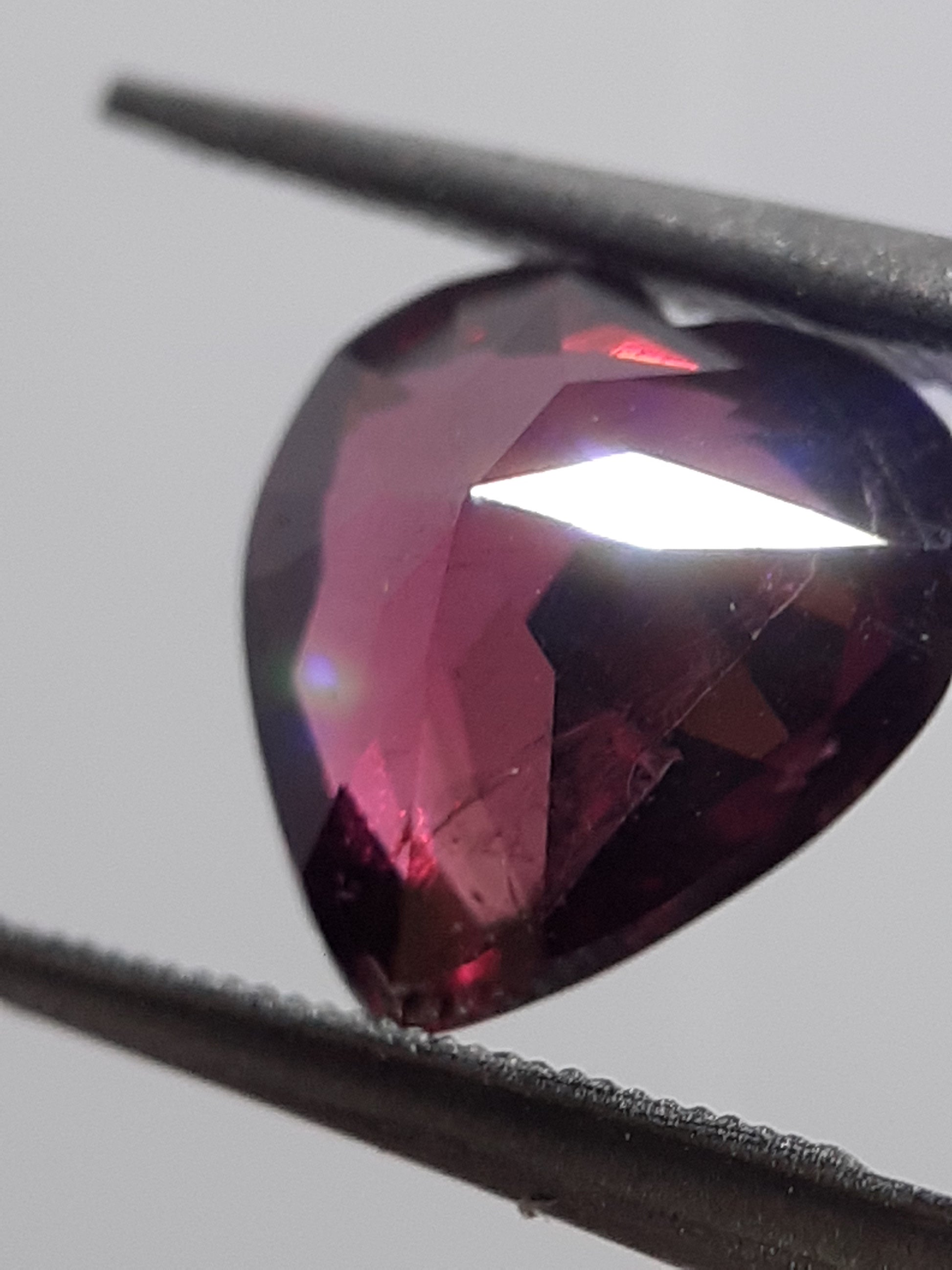 Natural purplish pinkish red Garnet - 2.38 ct - Heart - unheated - Africa - certified by NGB - Natural Gems Belgium