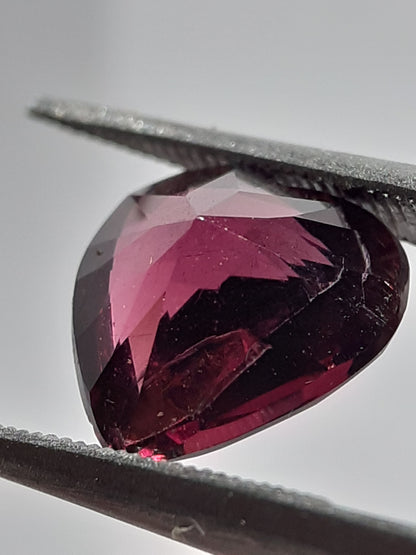 Natural purplish pinkish red Garnet - 2.38 ct - Heart - unheated - Africa - certified by NGB - Natural Gems Belgium