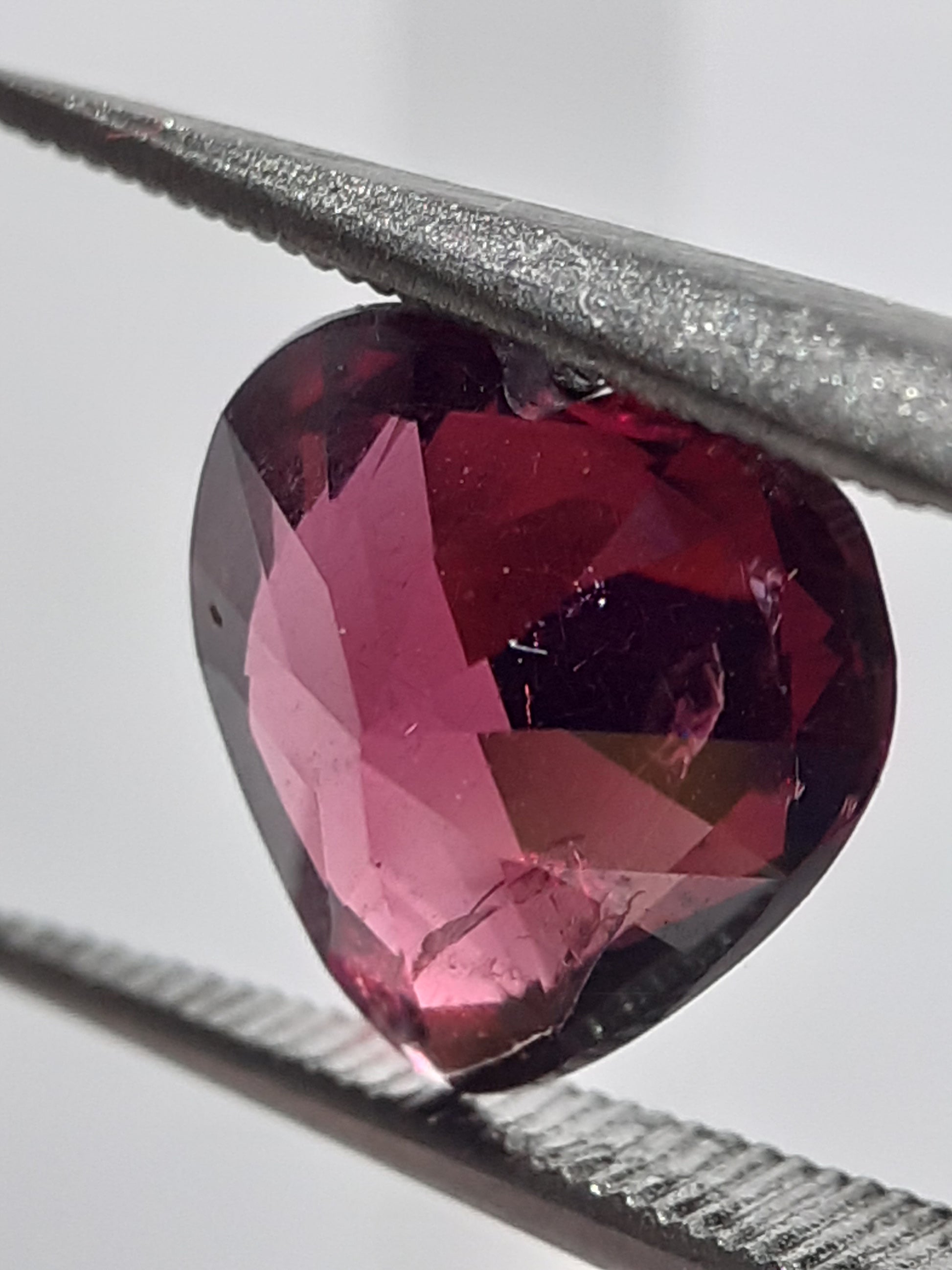 Natural purplish pinkish red Garnet - 2.38 ct - Heart - unheated - Africa - certified by NGB - Natural Gems Belgium