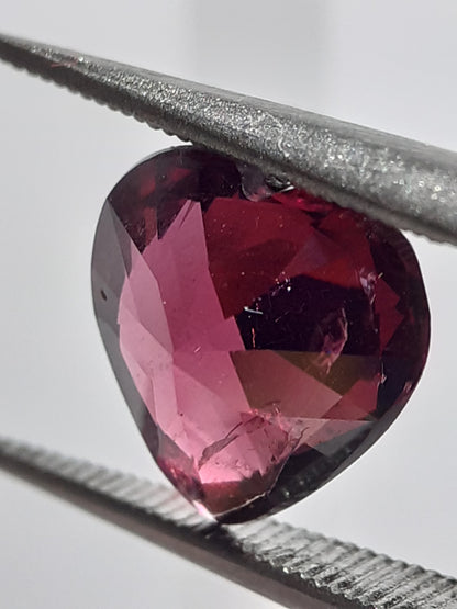 Natural purplish pinkish red Garnet - 2.38 ct - Heart - unheated - Africa - certified by NGB - Natural Gems Belgium