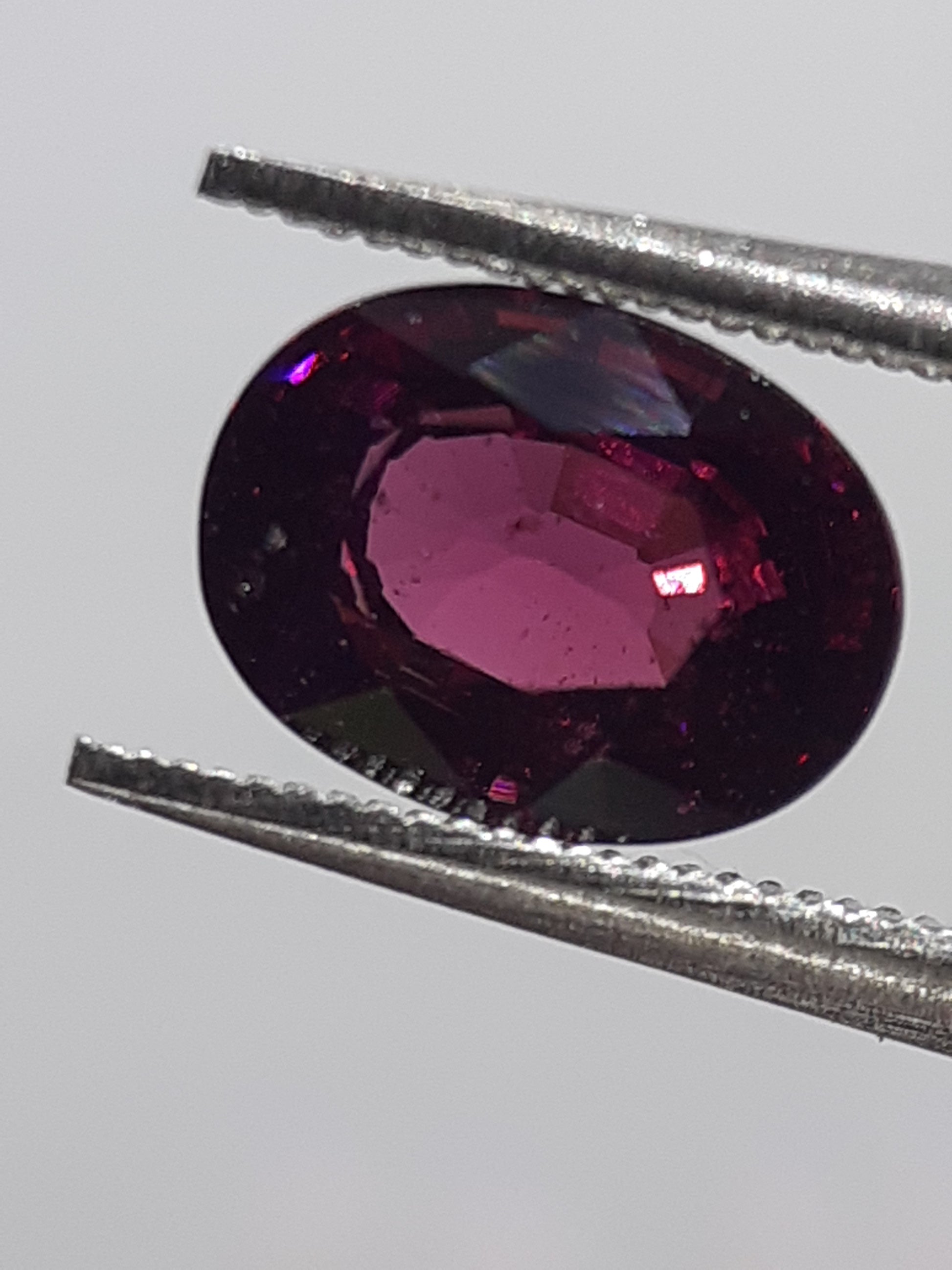 Natural pinkish purple Rhodolite Garnet - 1.32 ct - Oval - unheated - Africa - certified by NGB - Natural Gems Belgium