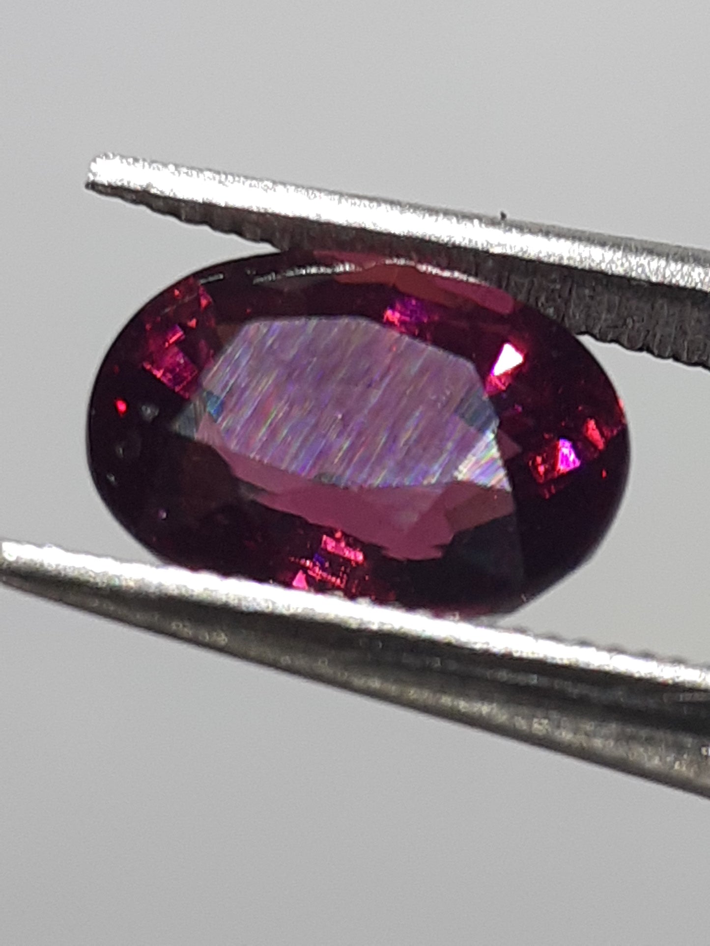 Natural pinkish purple Rhodolite Garnet - 1.32 ct - Oval - unheated - Africa - certified by NGB - Natural Gems Belgium