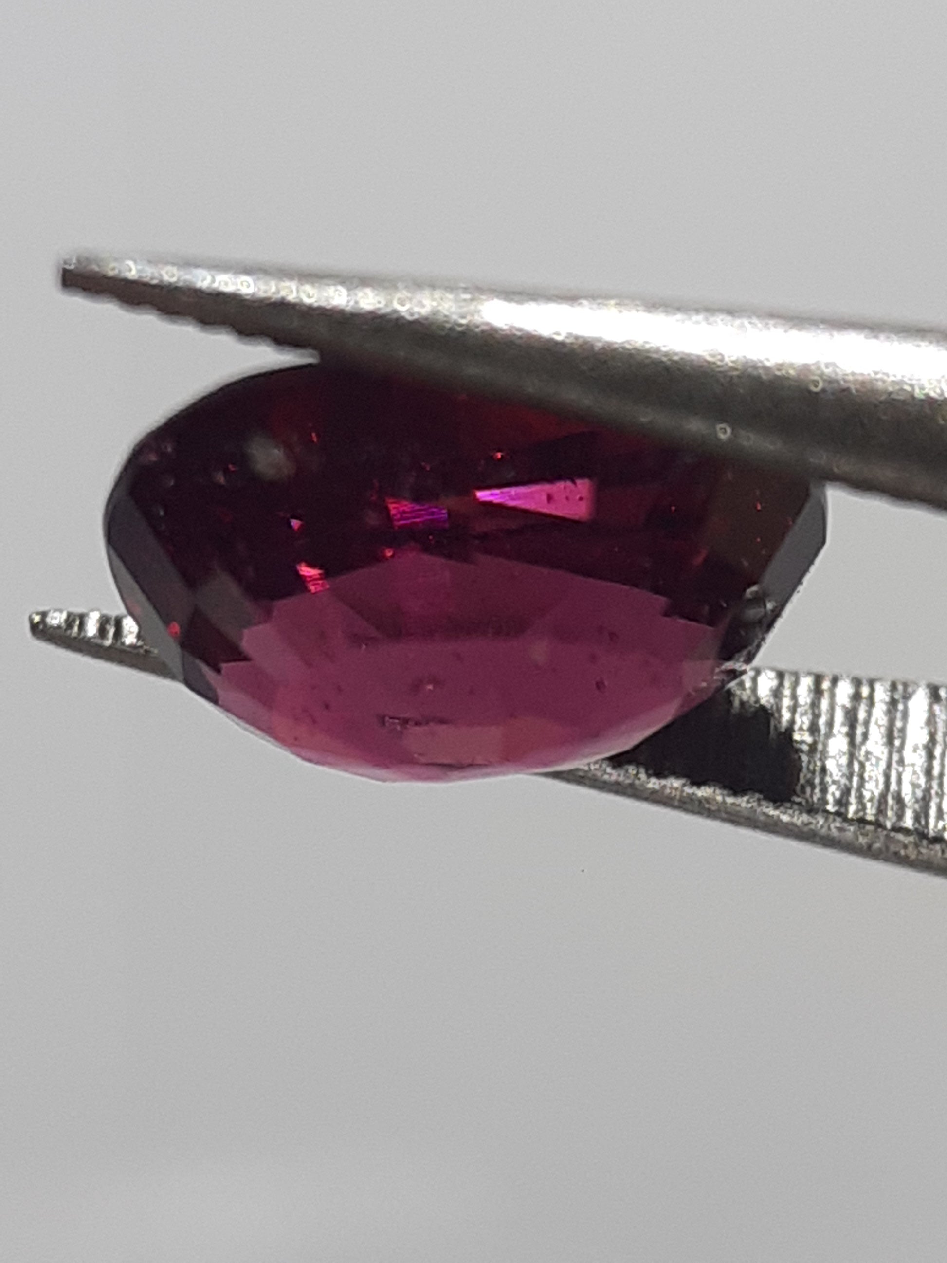 Natural pinkish purple Rhodolite Garnet - 1.32 ct - Oval - unheated - Africa - certified by NGB - Natural Gems Belgium