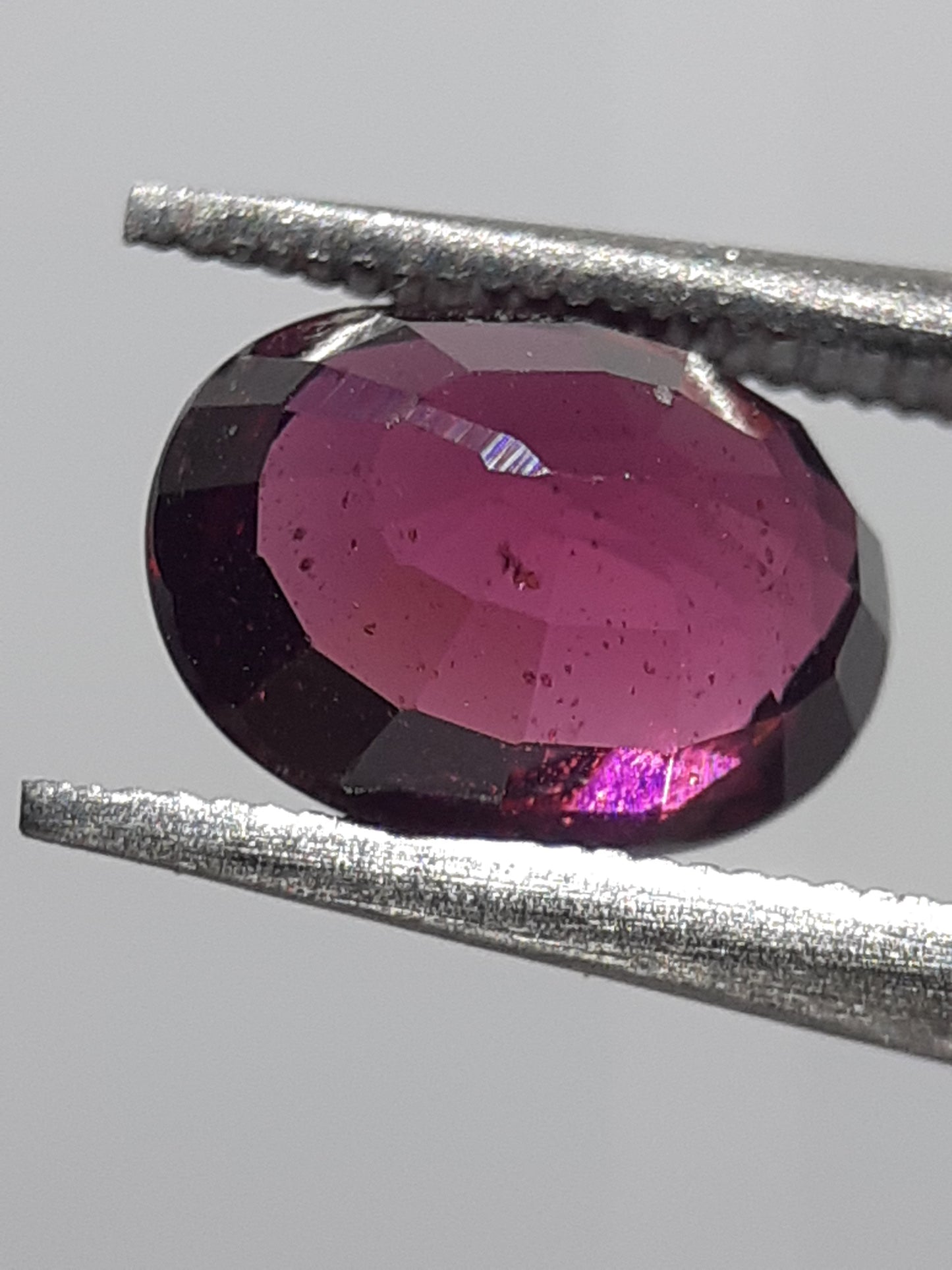 Natural pinkish purple Rhodolite Garnet - 1.32 ct - Oval - unheated - Africa - certified by NGB - Natural Gems Belgium