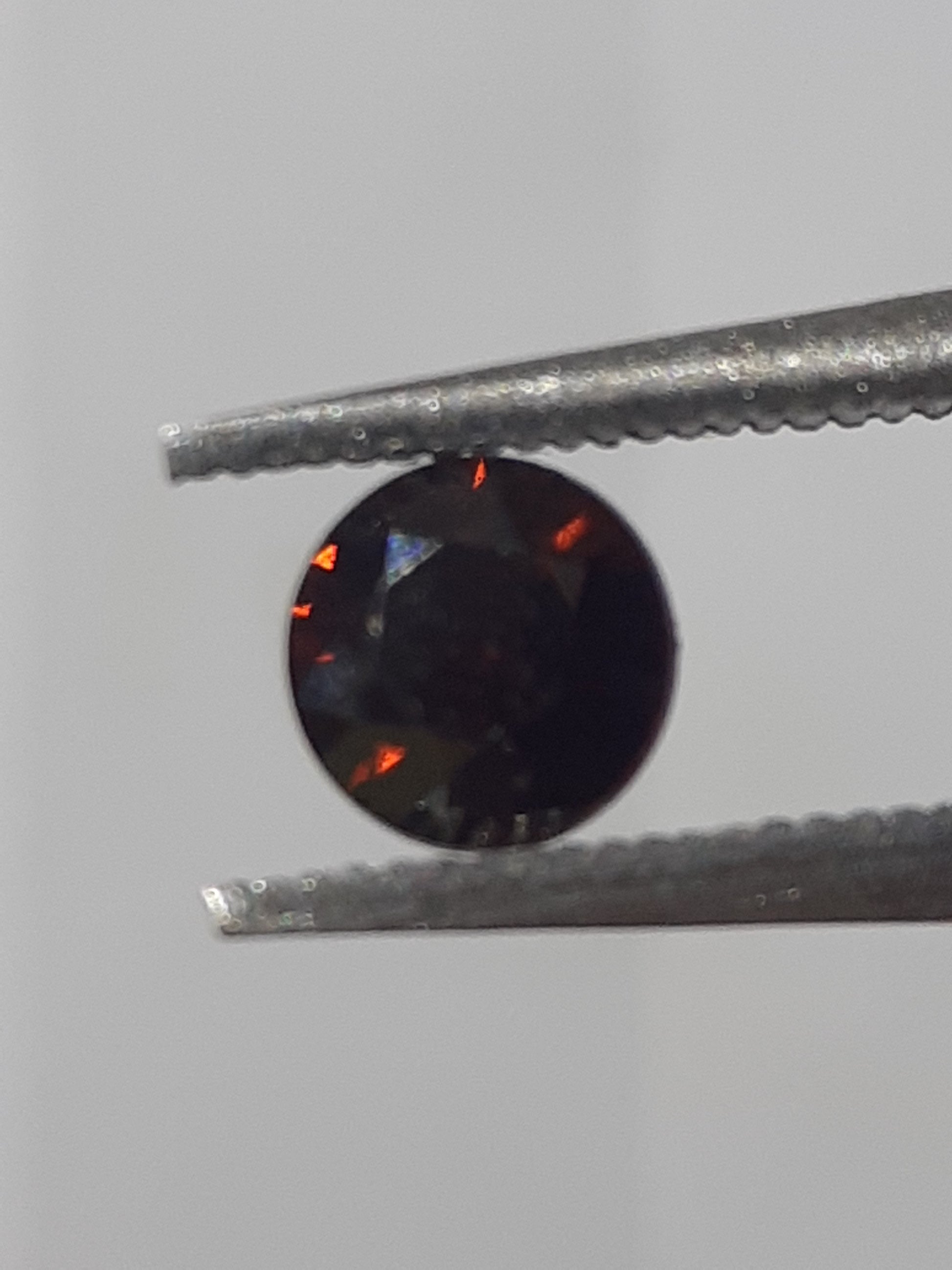 Natural orangy reddish brown zircon - 0.35 ct - round - unheated - certified by NGB - Natural Gems Belgium