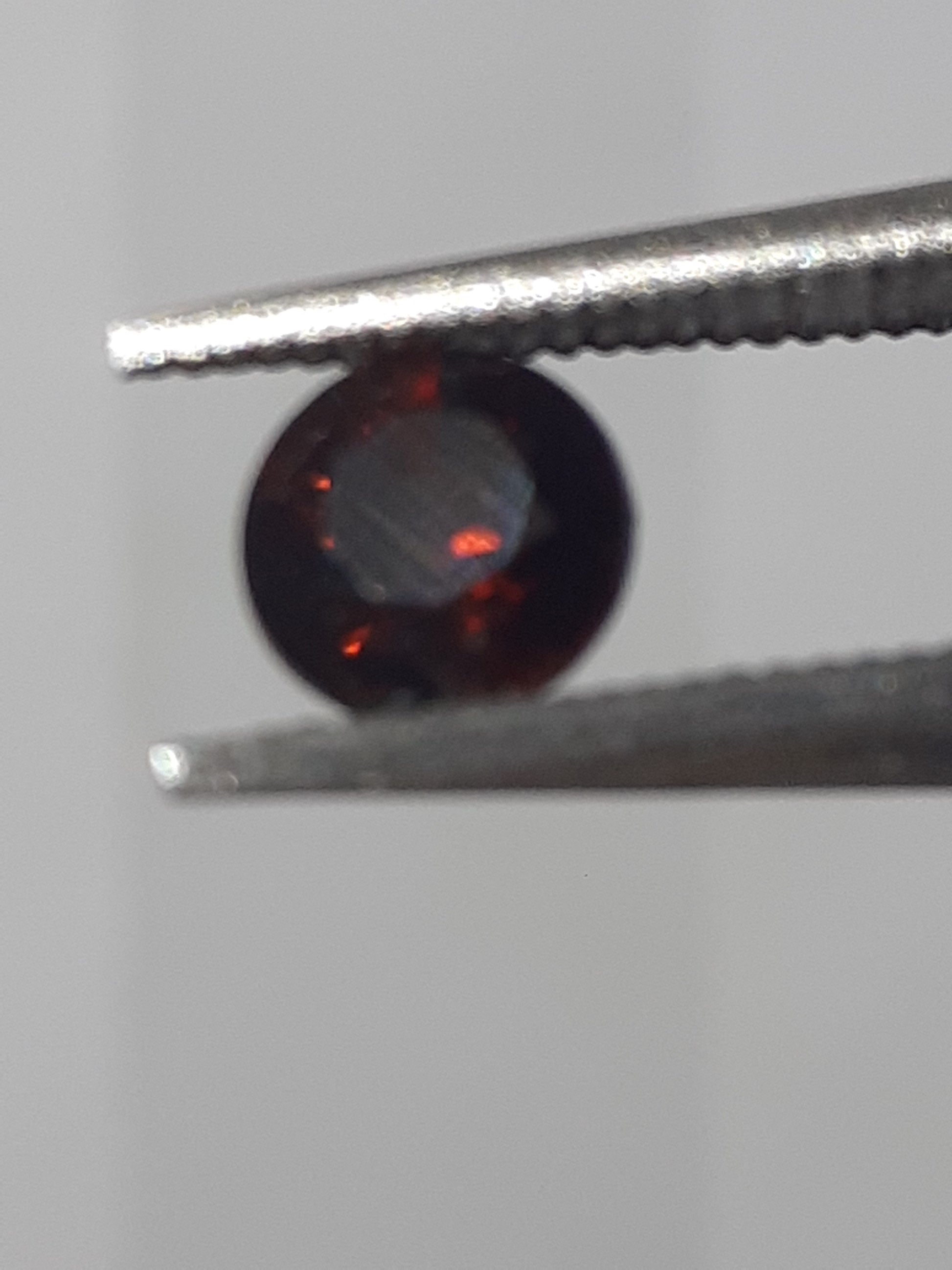 Natural orangy reddish brown zircon - 0.35 ct - round - unheated - certified by NGB - Natural Gems Belgium