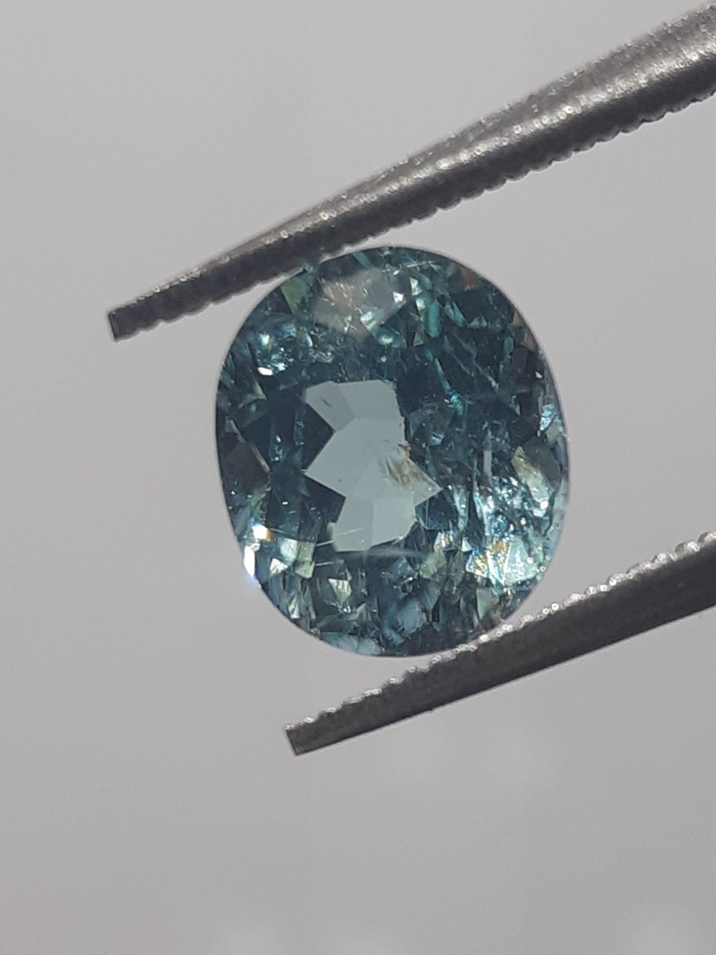 Natural bluish green Apatite - 1.08 ct - oval - unheated - certified by NGB - Natural Gems Belgium