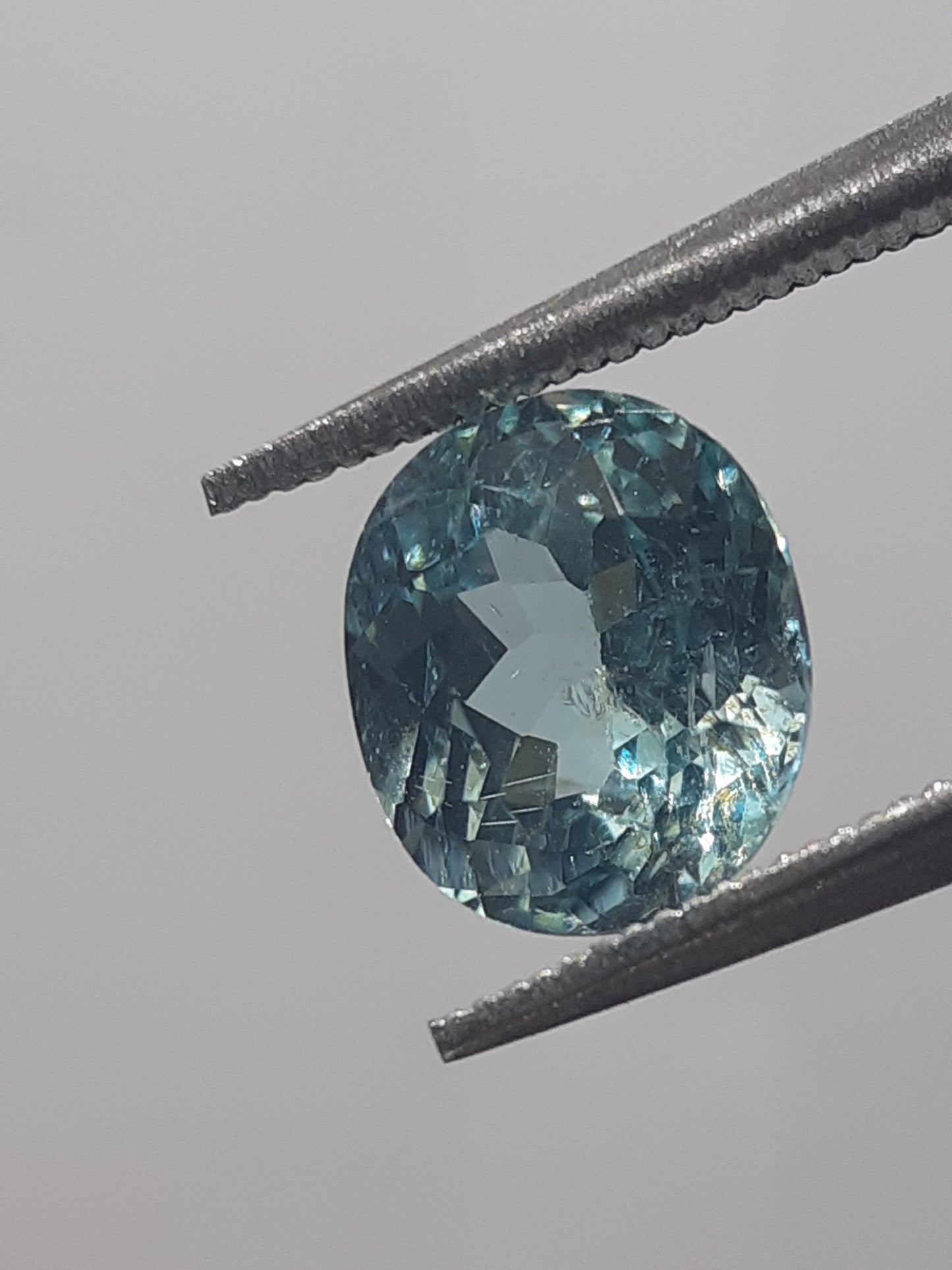 Natural bluish green Apatite - 1.08 ct - oval - unheated - certified by NGB - Natural Gems Belgium