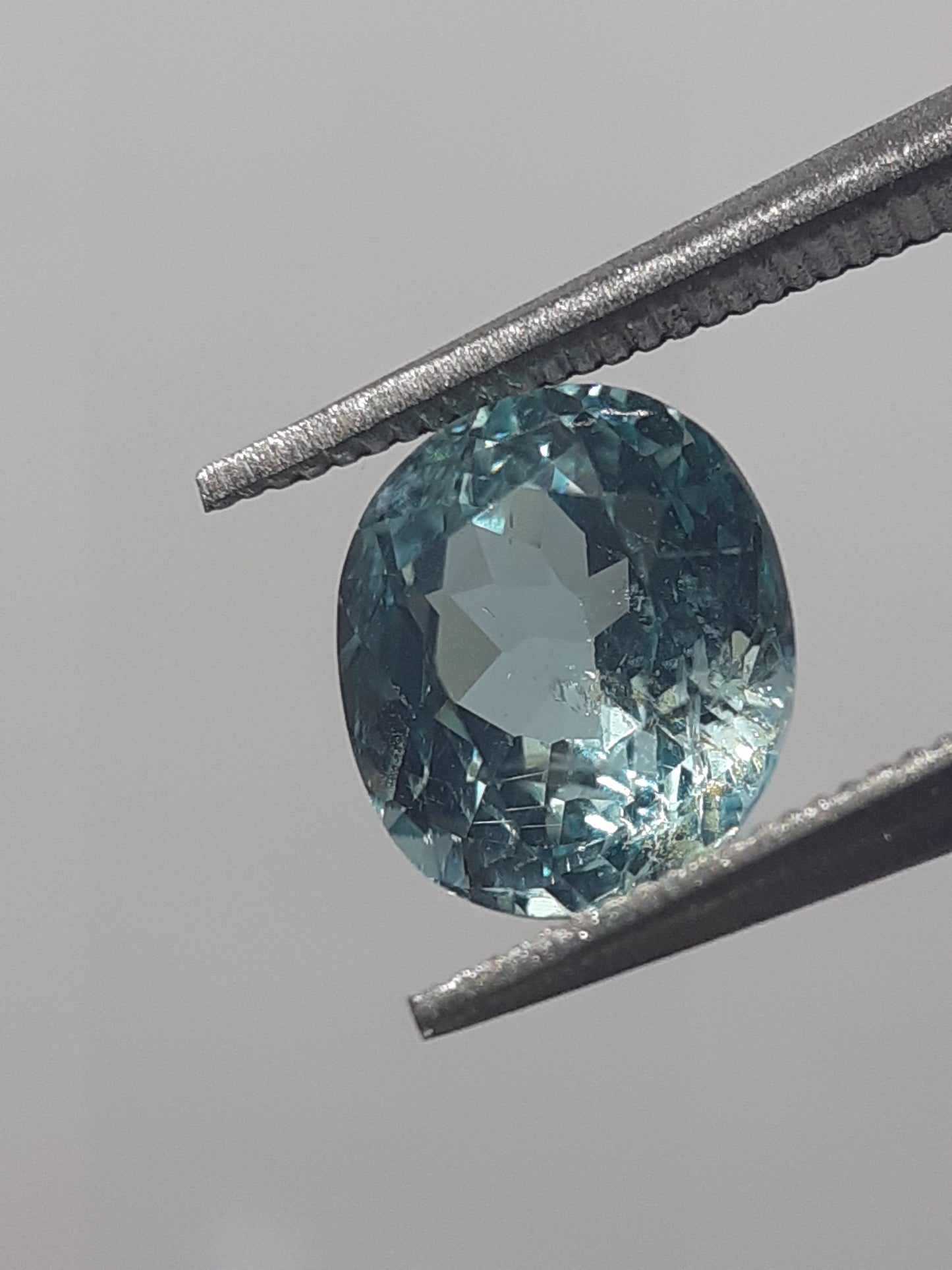 Natural bluish green Apatite - 1.08 ct - oval - unheated - certified by NGB - Natural Gems Belgium