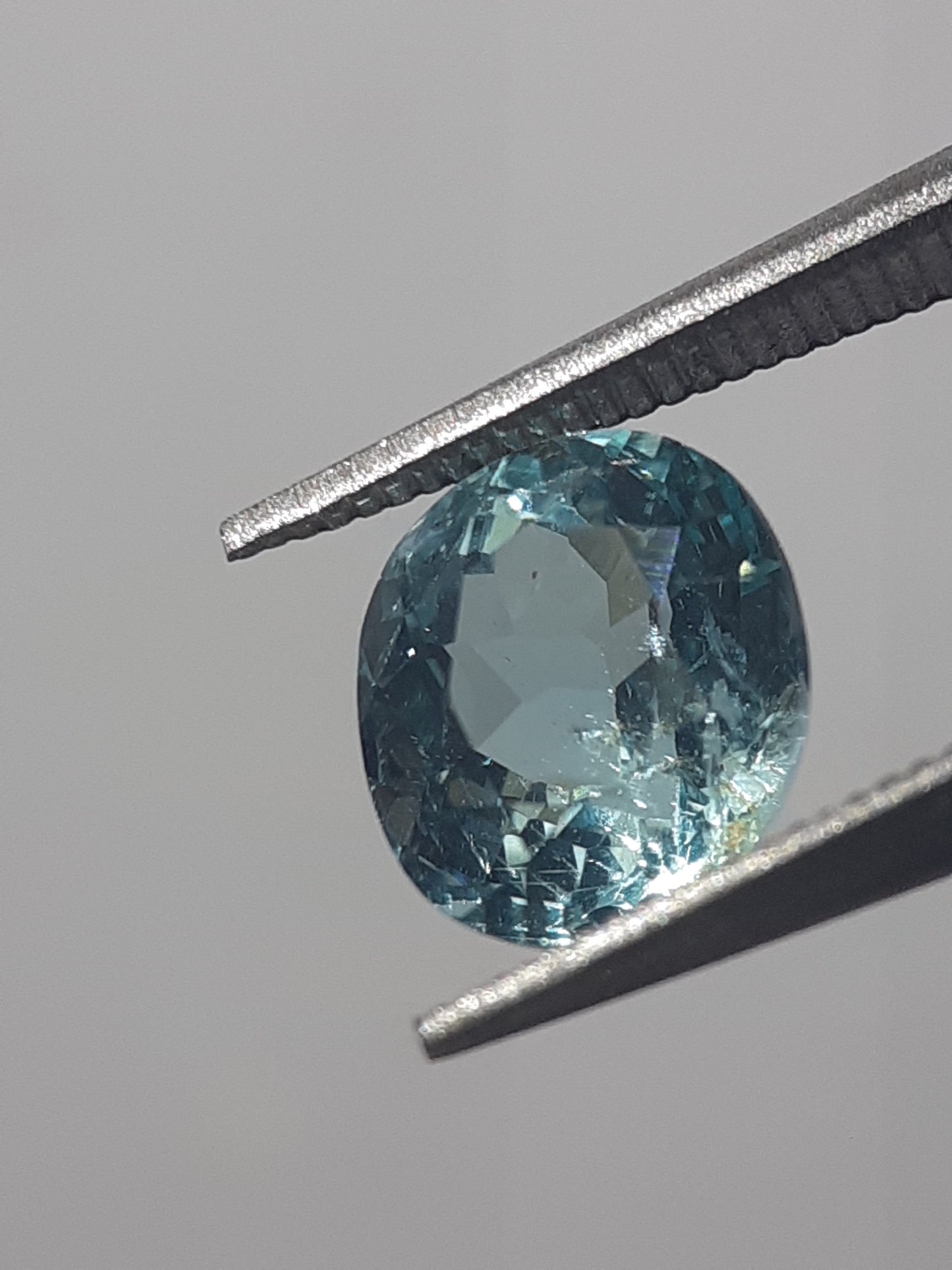 Natural bluish green Apatite - 1.08 ct - oval - unheated - certified by NGB - Natural Gems Belgium