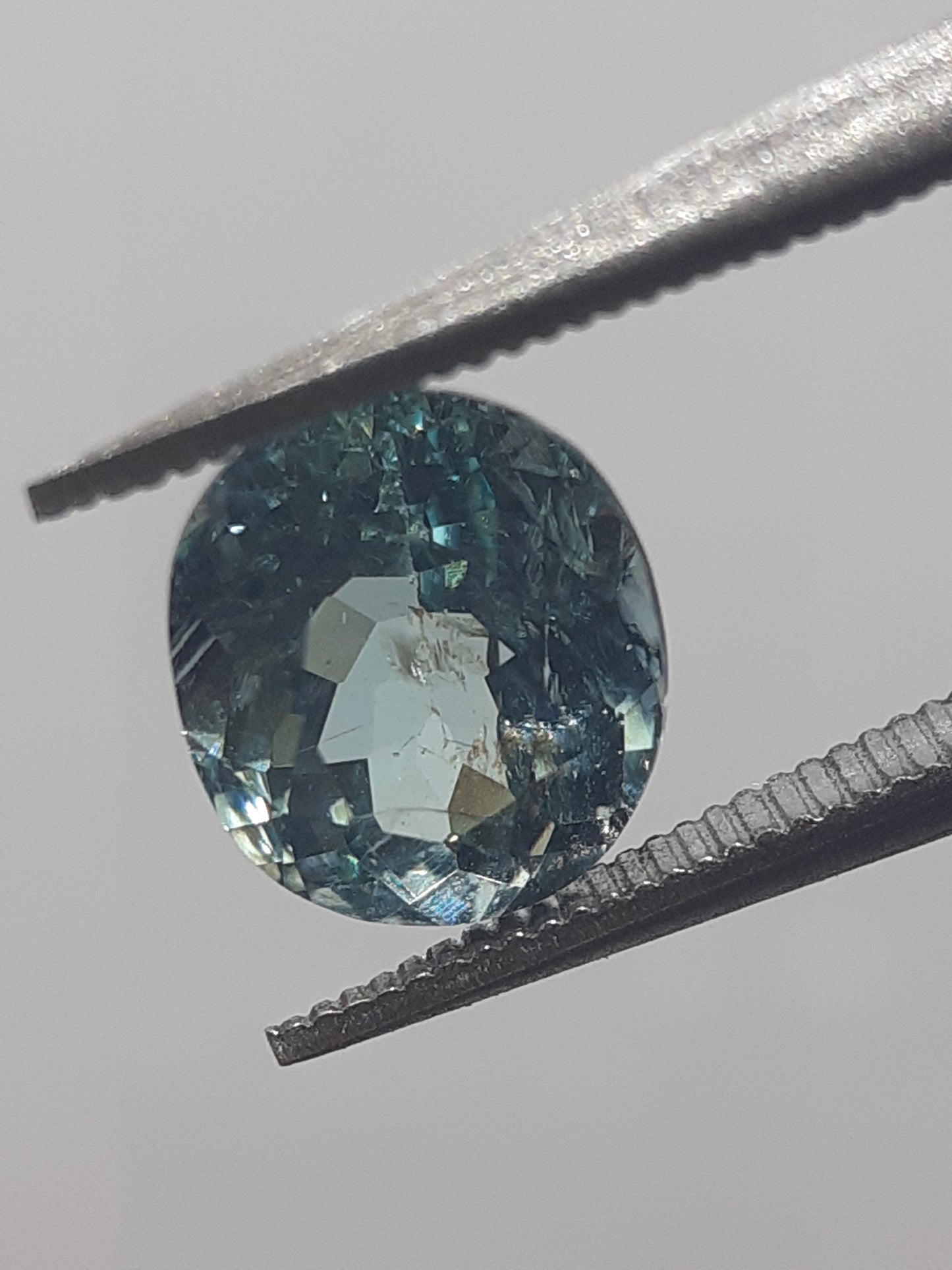 Natural bluish green Apatite - 1.08 ct - oval - unheated - certified by NGB - Natural Gems Belgium