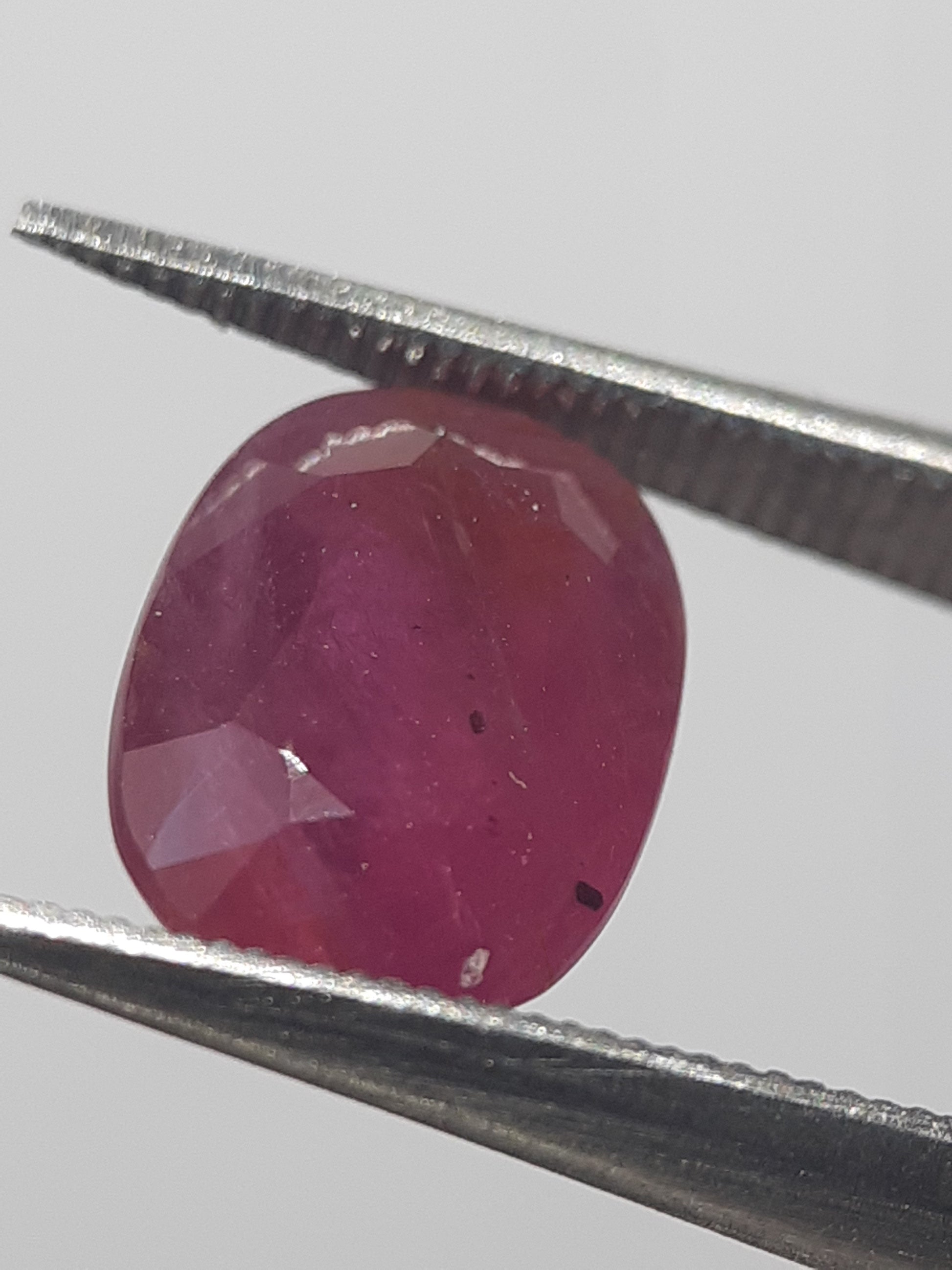 Natural purplish red Ruby - 1.86 ct - oval - unheated - certified by NGB - Natural Gems Belgium