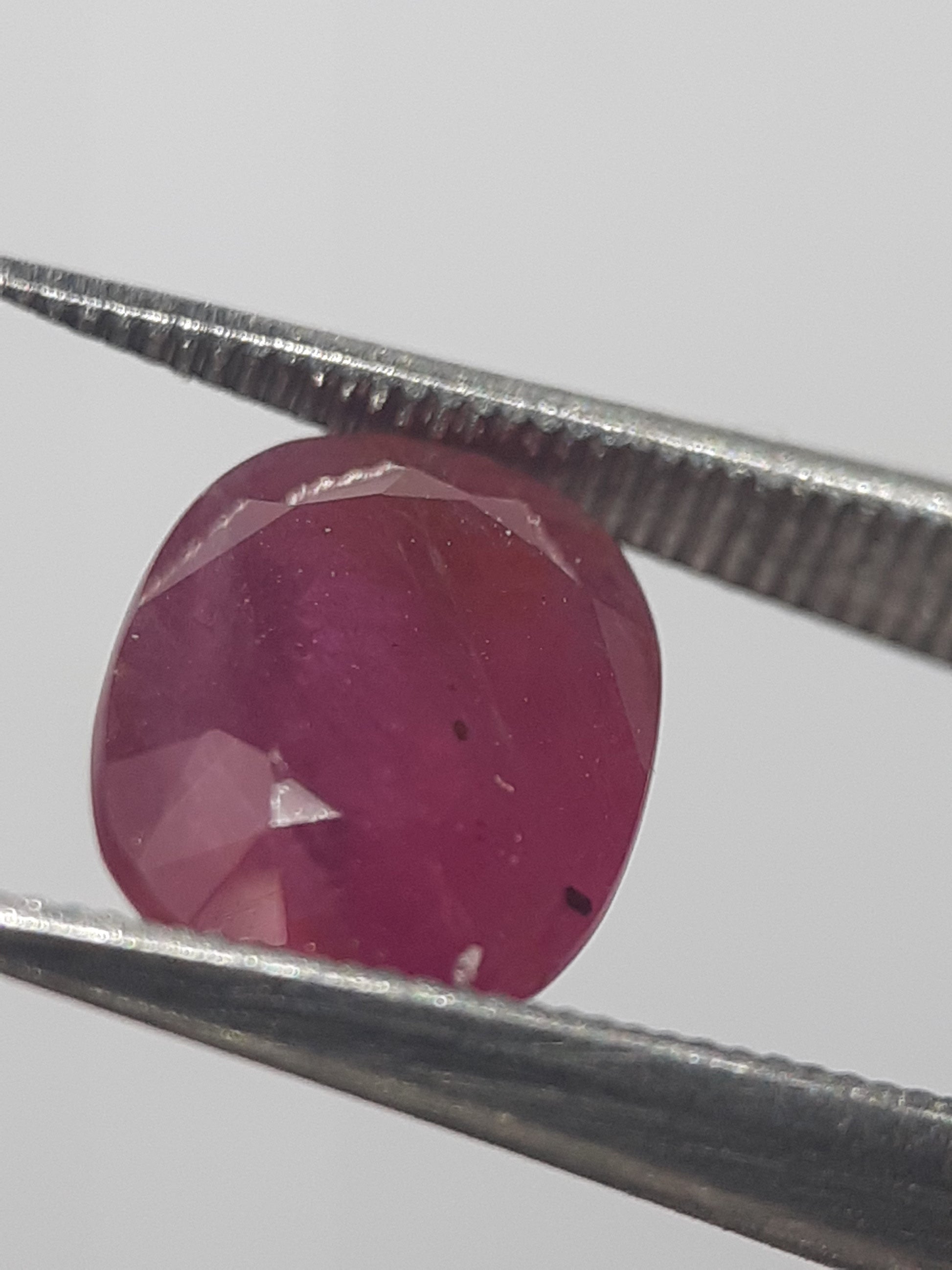 Natural purplish red Ruby - 1.86 ct - oval - unheated - certified by NGB - Natural Gems Belgium